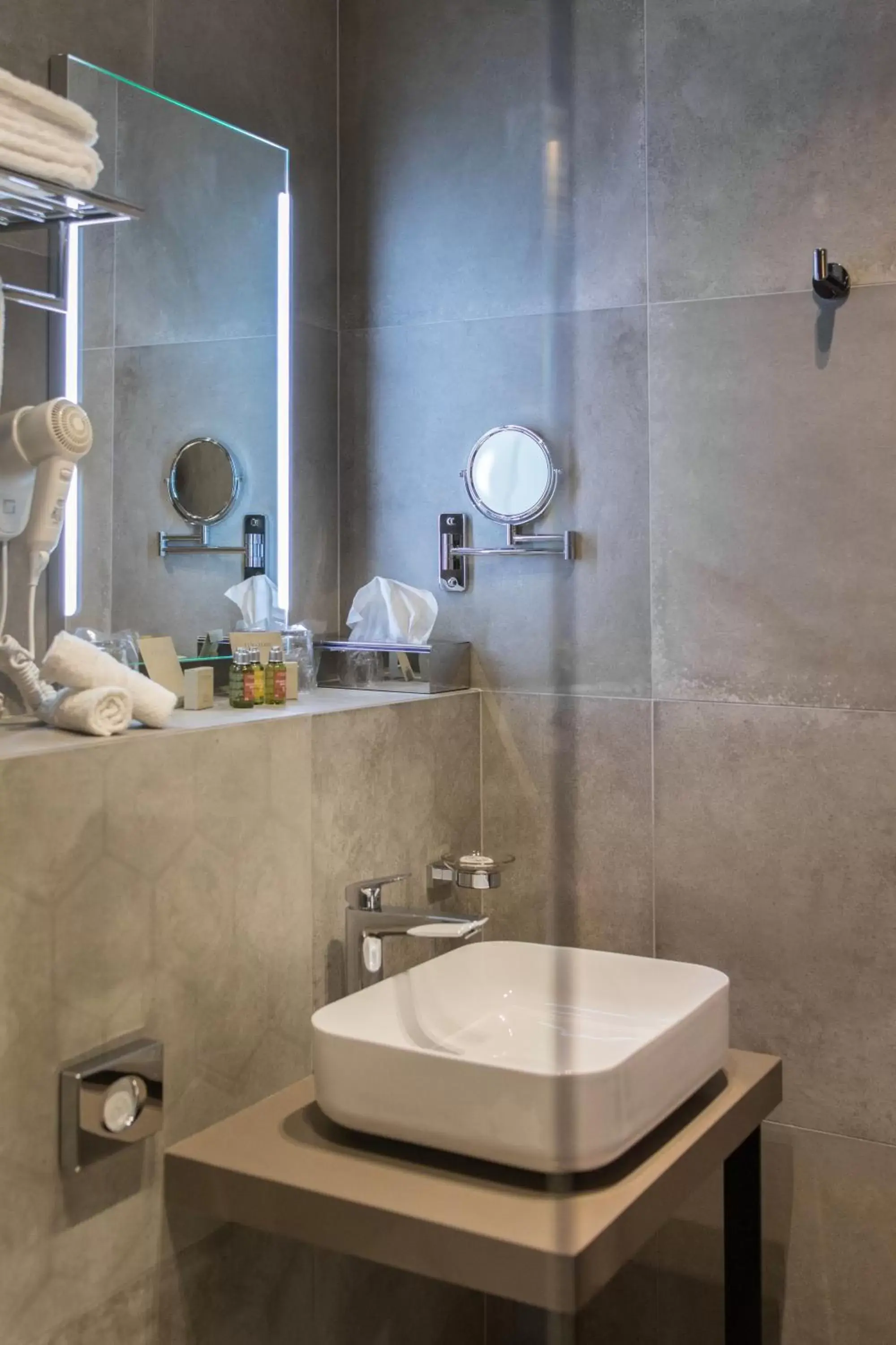 Bathroom in Livris Hotel