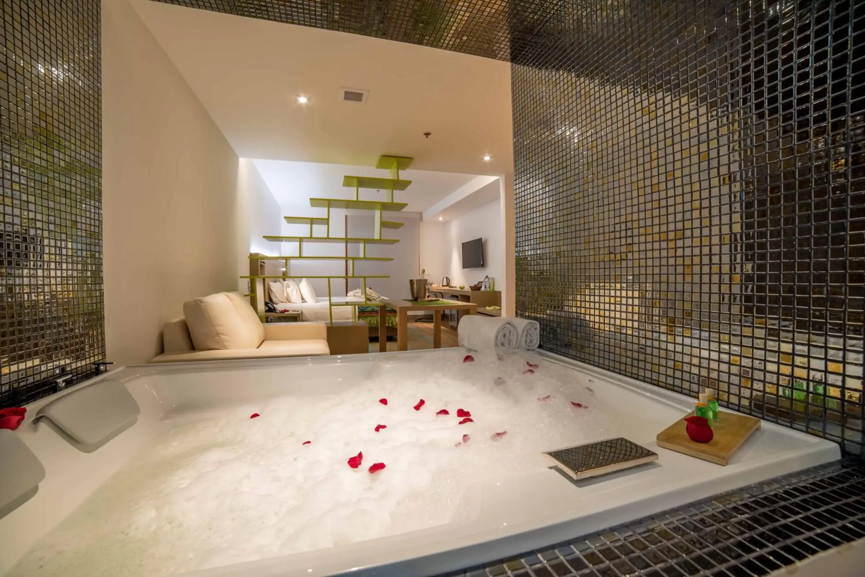 Hot Tub in Biohotel Organic Suites