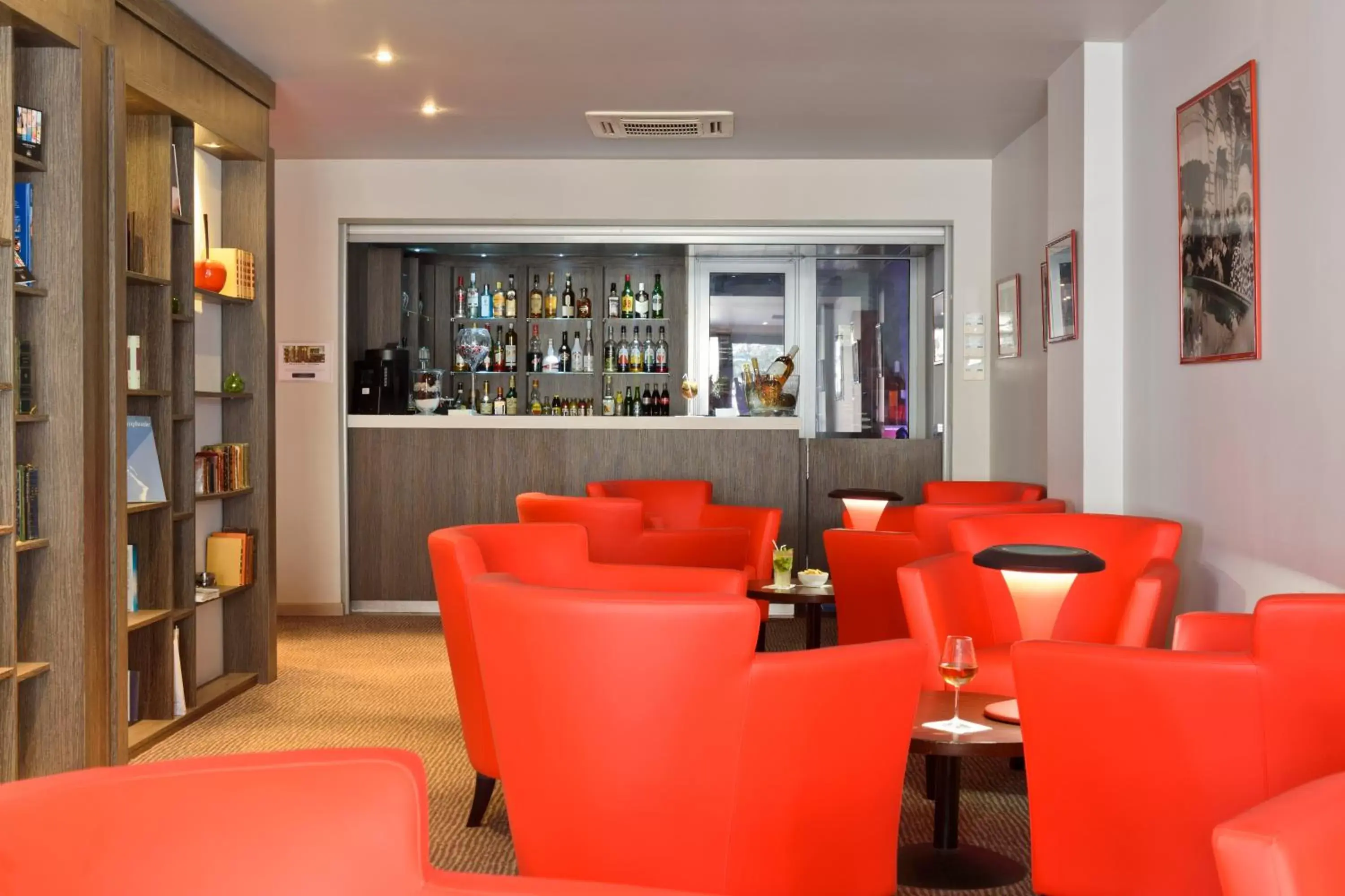 Lounge or bar, Lounge/Bar in Best Western Premier Le Patio des Artistes Wellness Jacuzzi