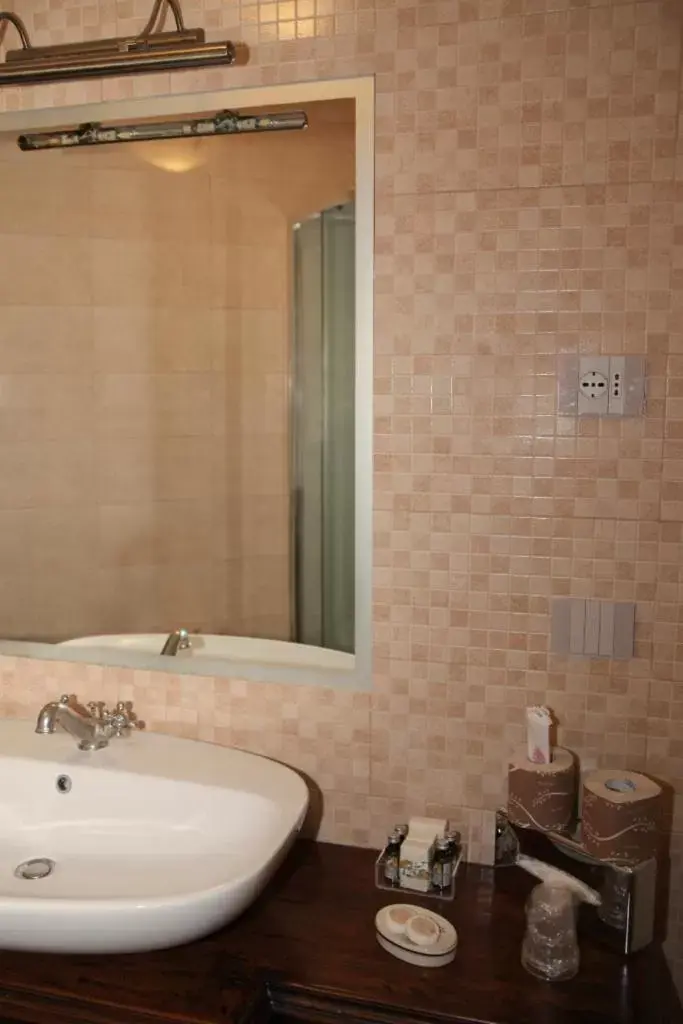 Bathroom in Hotel Foresteria Baglio Della Luna