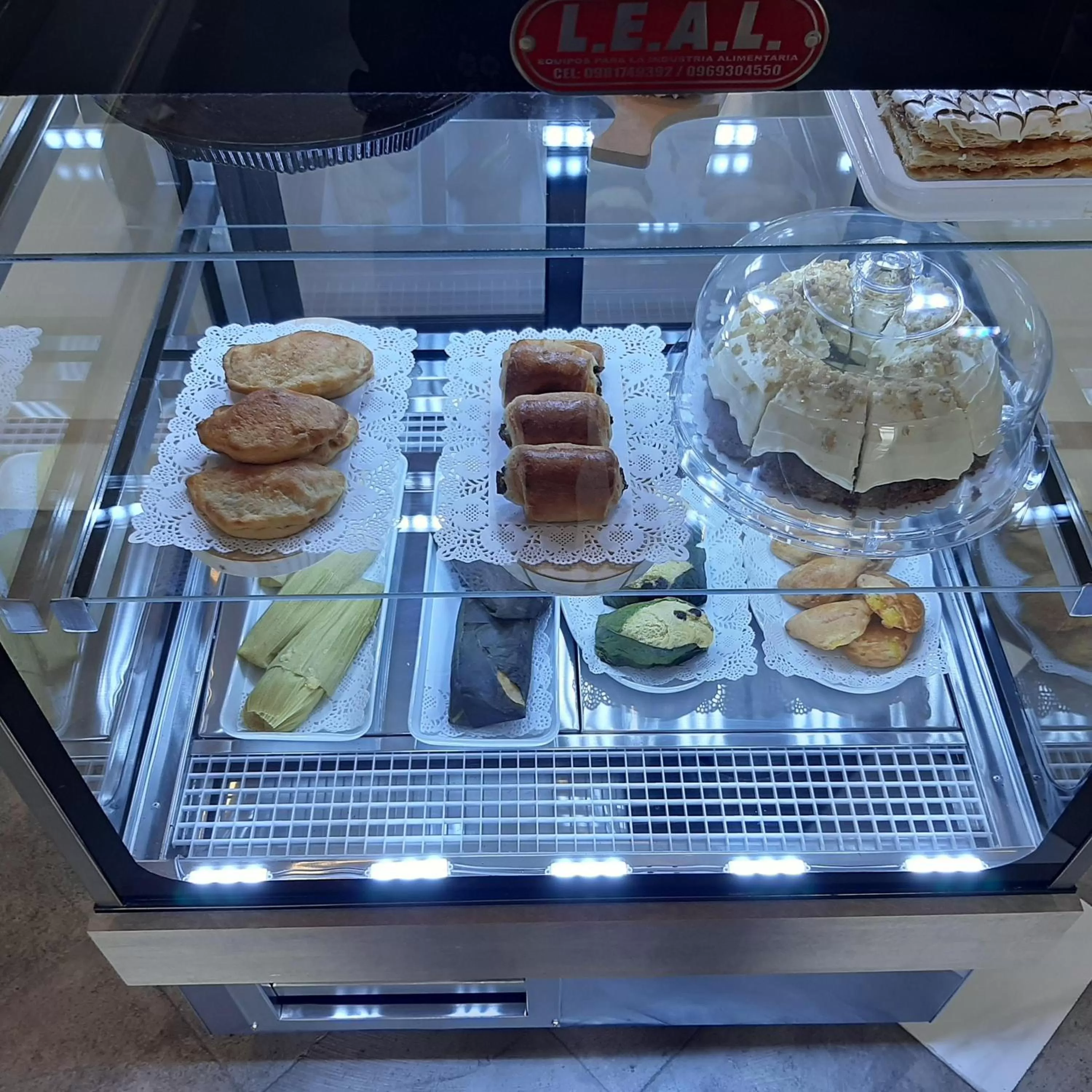 Restaurant/places to eat in Adamas House Hotel Boutique