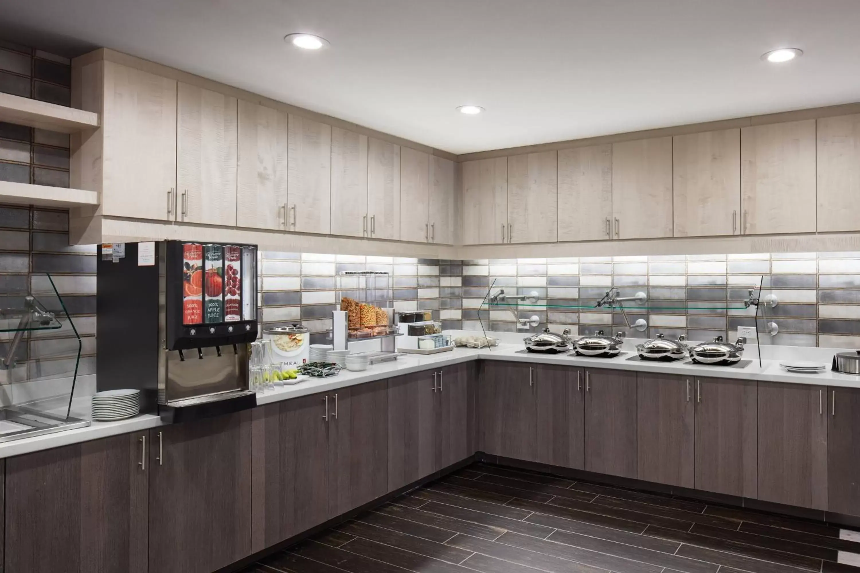 Breakfast, Kitchen/Kitchenette in Residence Inn Richmond Midtown/Glenside