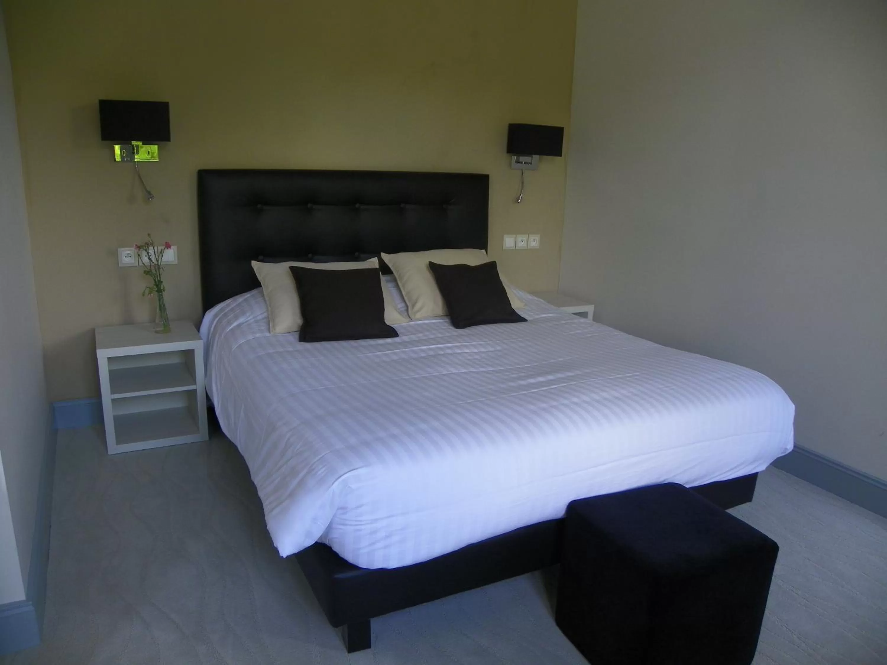 Photo of the whole room, Bed in Logis- Hôtel Spa Restaurant l'Epicurial