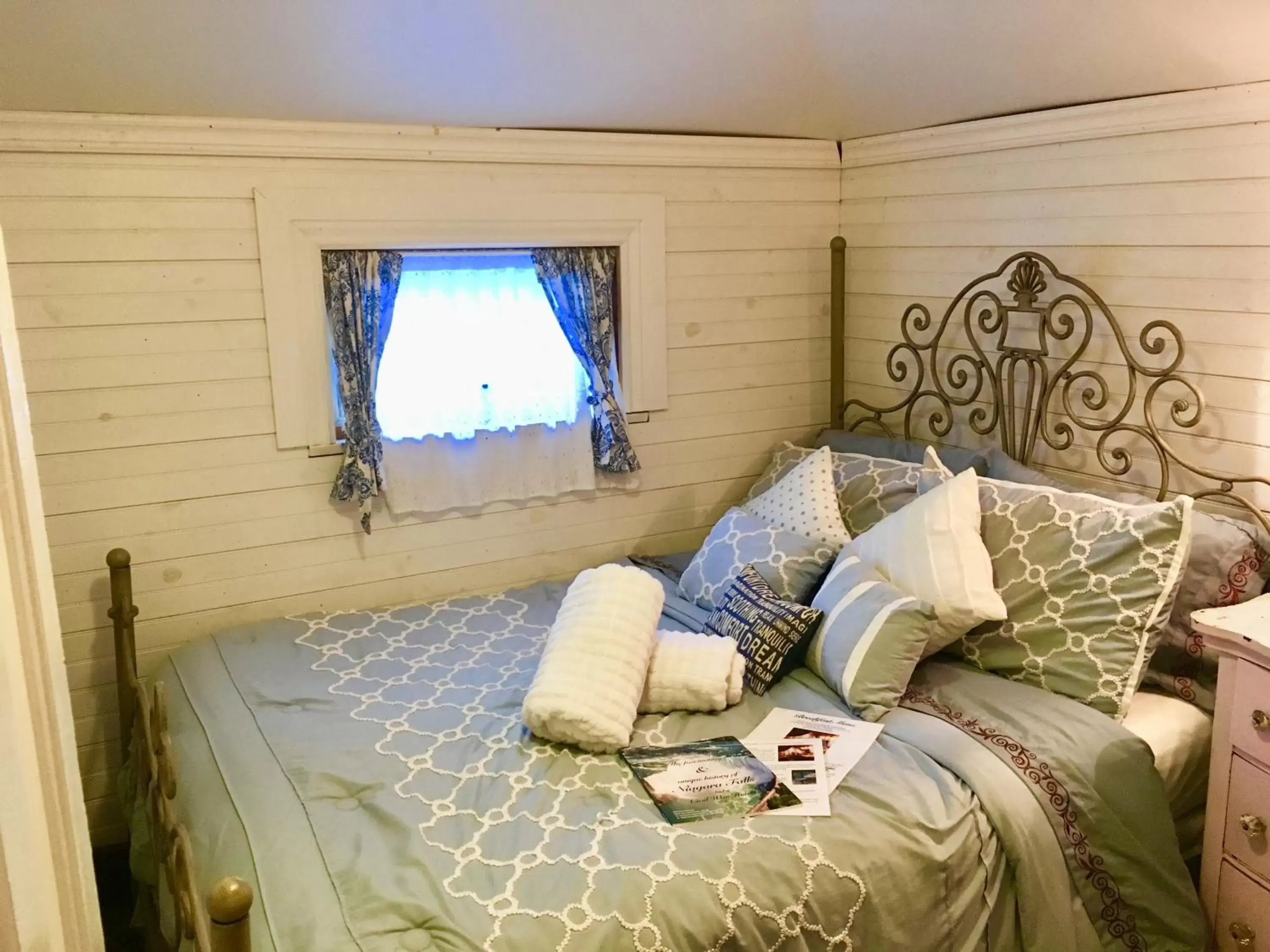 Bed, Seating Area in Aaron House of Niagara Falls