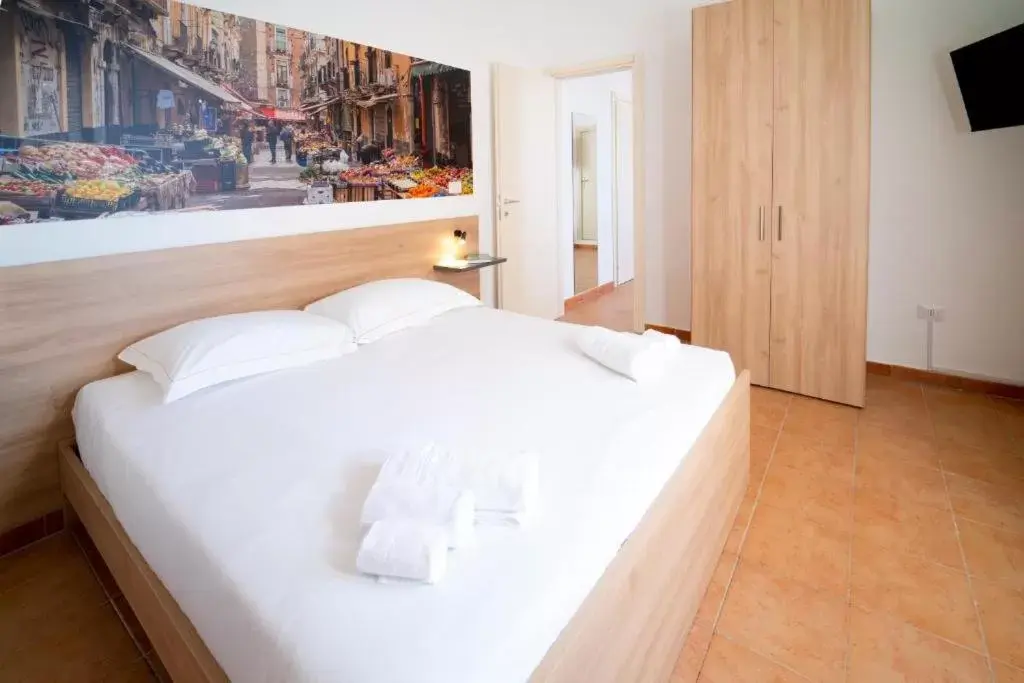 Bed in Ballaro' Hotel - Budget Room