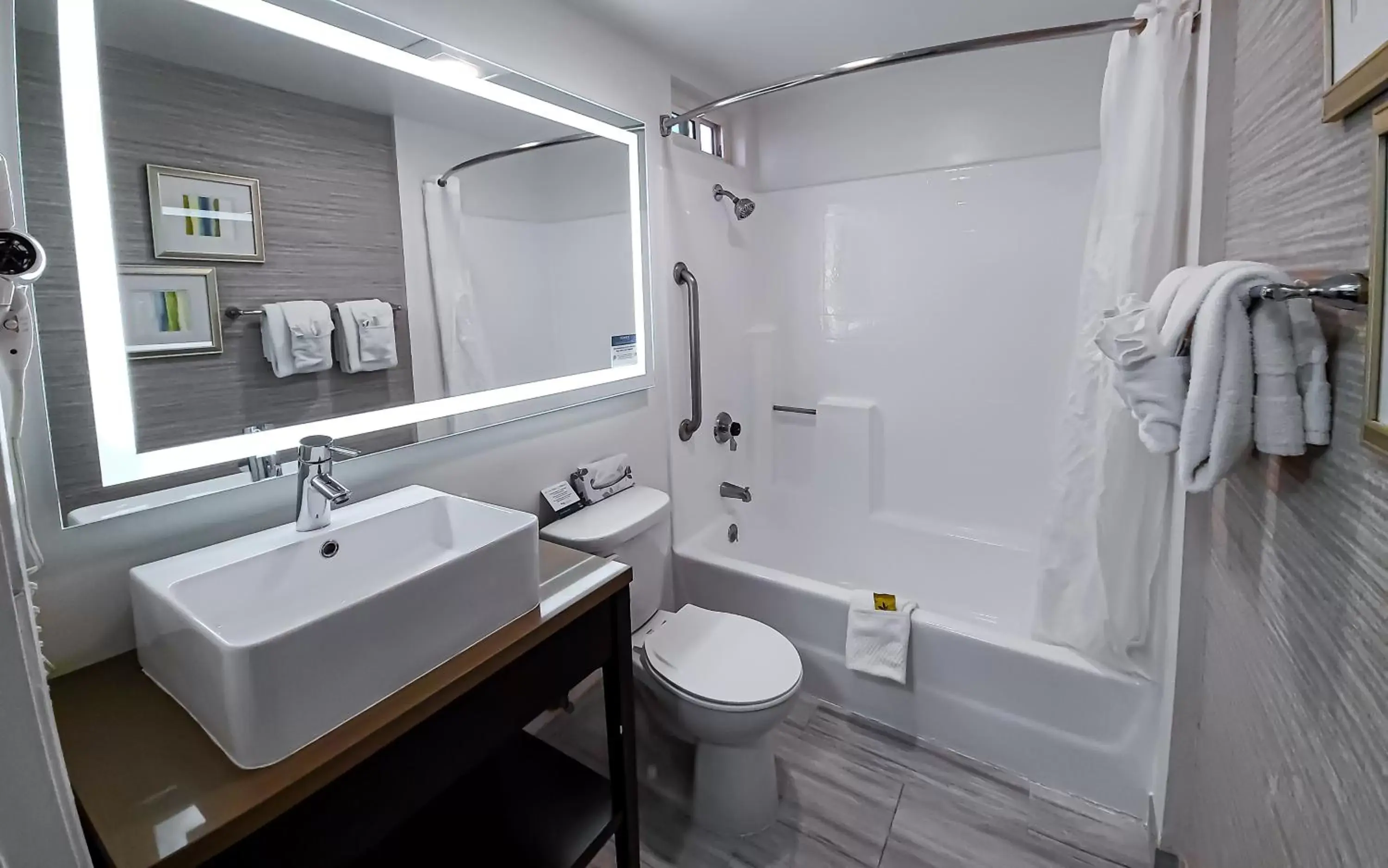 Bathroom in Quality Inn Burbank Airport