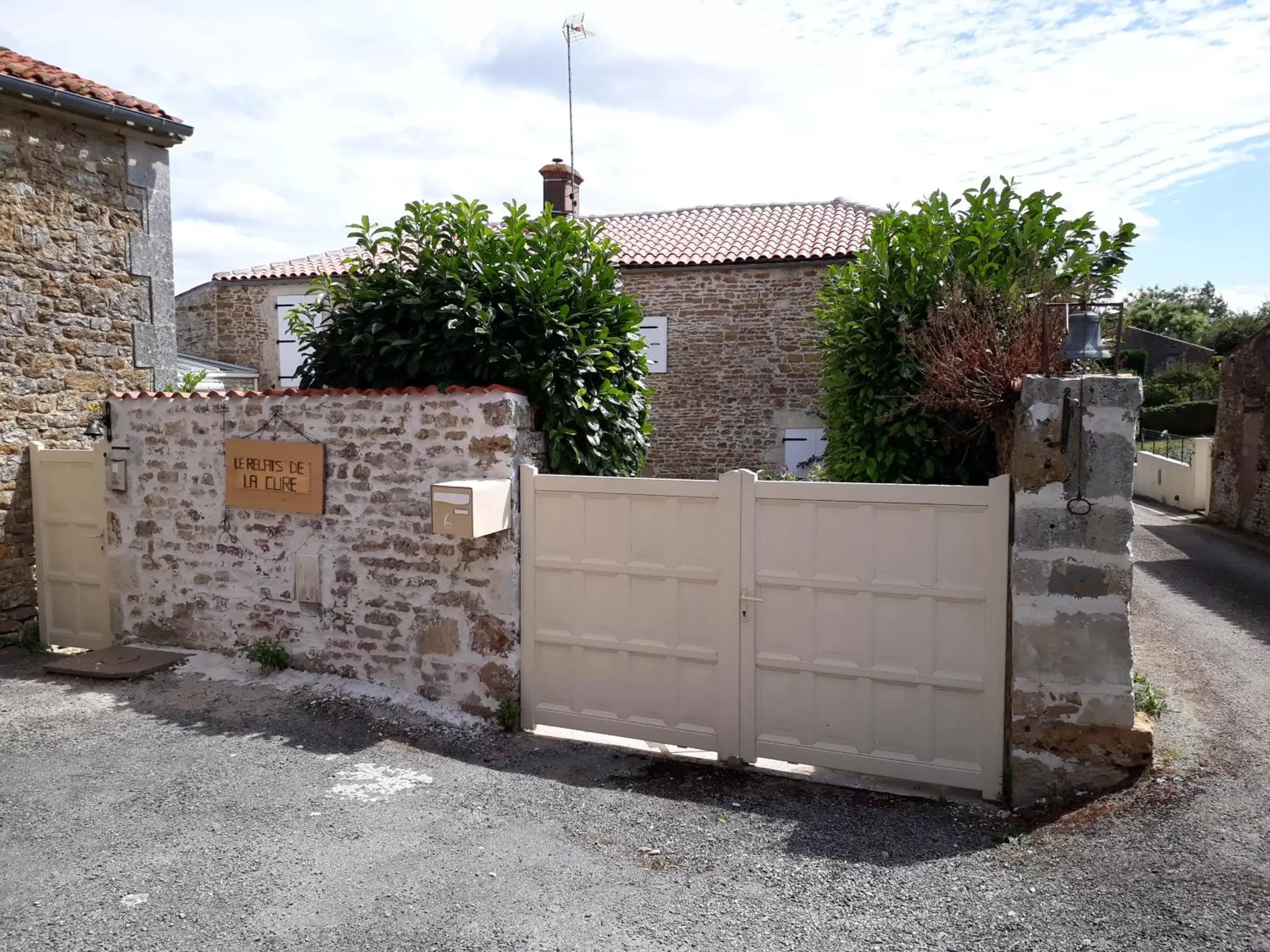 Facade/entrance in Le relais de la cure