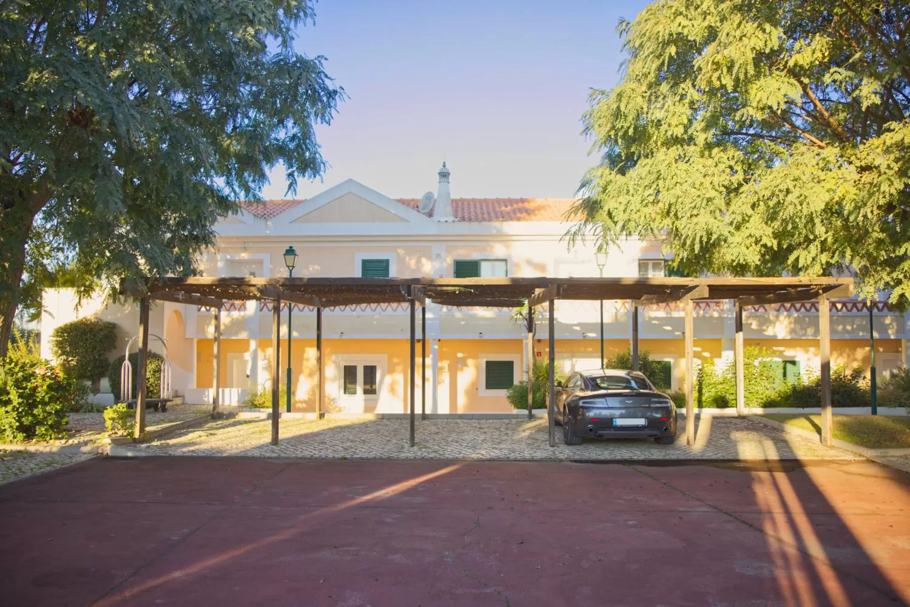 Parking, Property Building in Cegonha Country Club