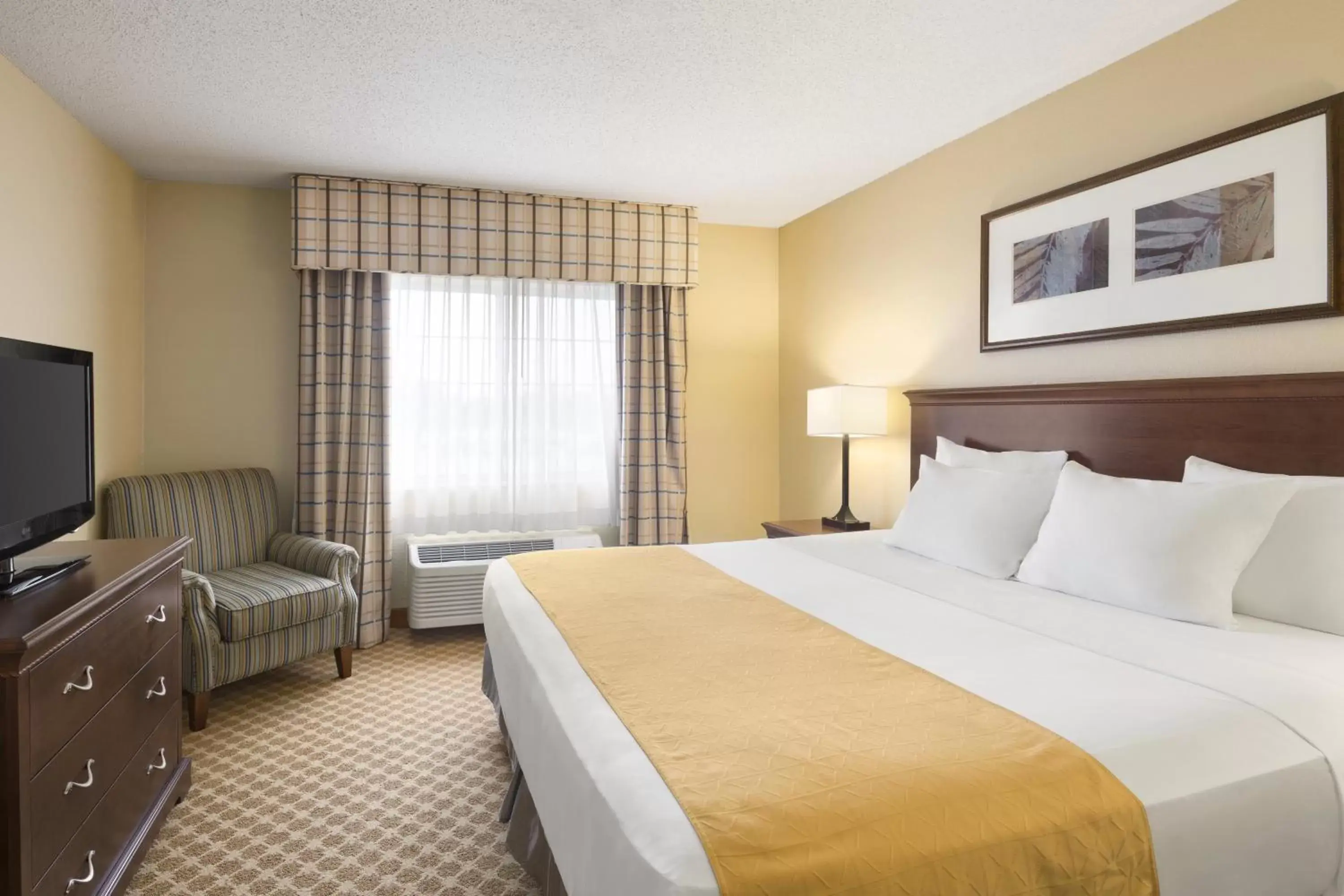 Bed in Country Inn & Suites by Radisson, Owatonna, MN