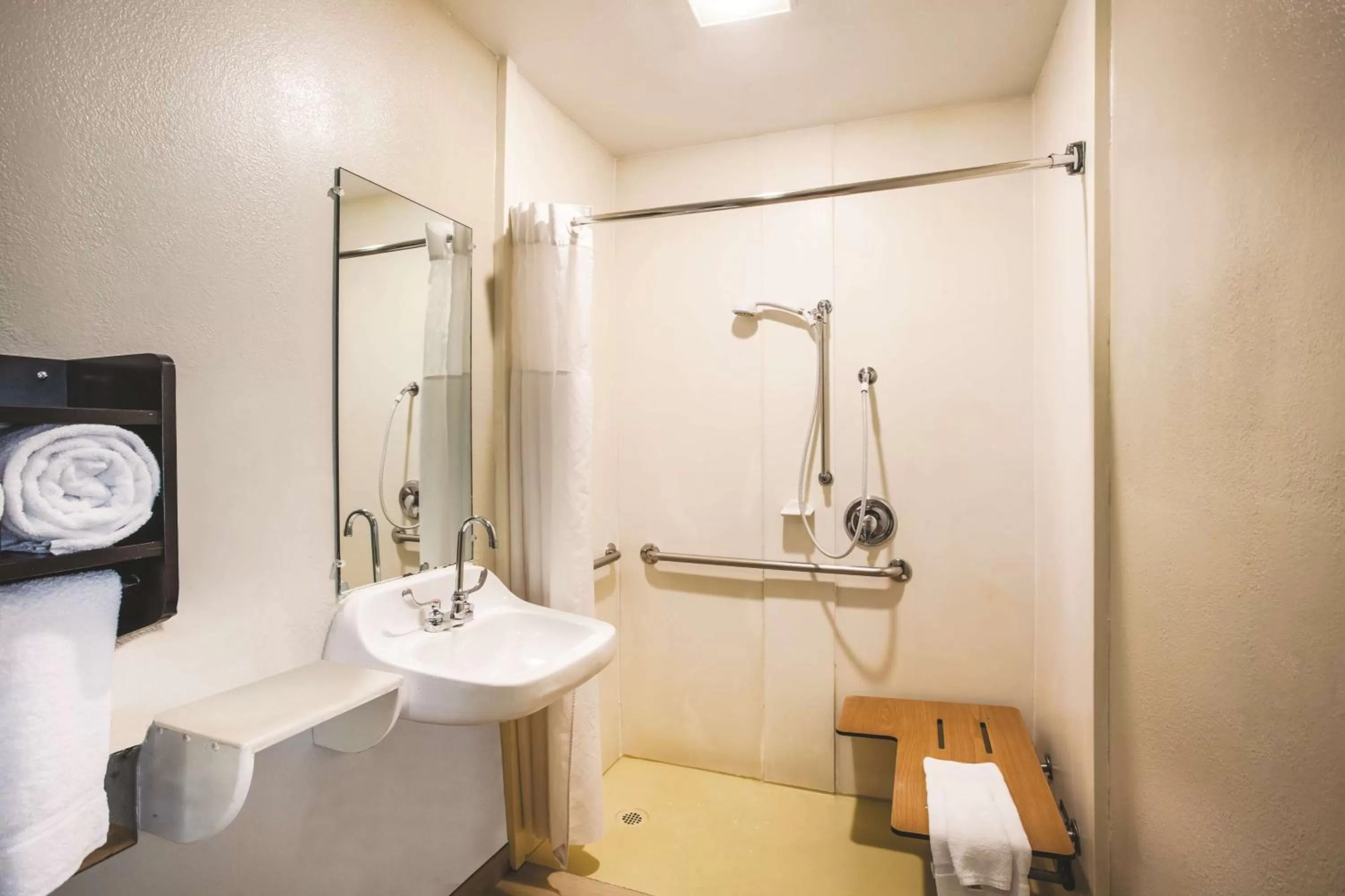 Bathroom in La Quinta by Wyndham Carlsbad - Legoland Area