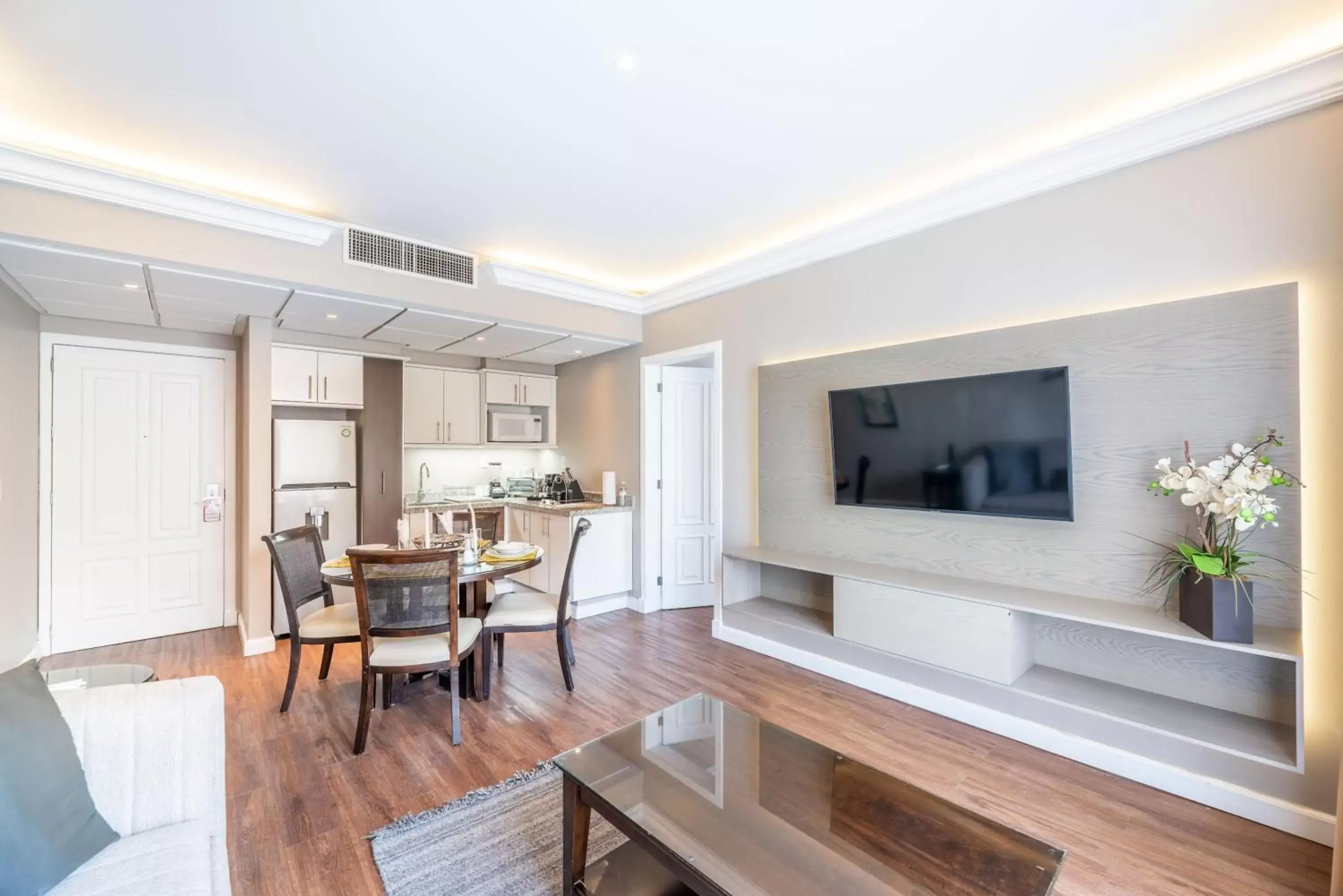 Bed, Dining Area in Grand Polanco Residencial