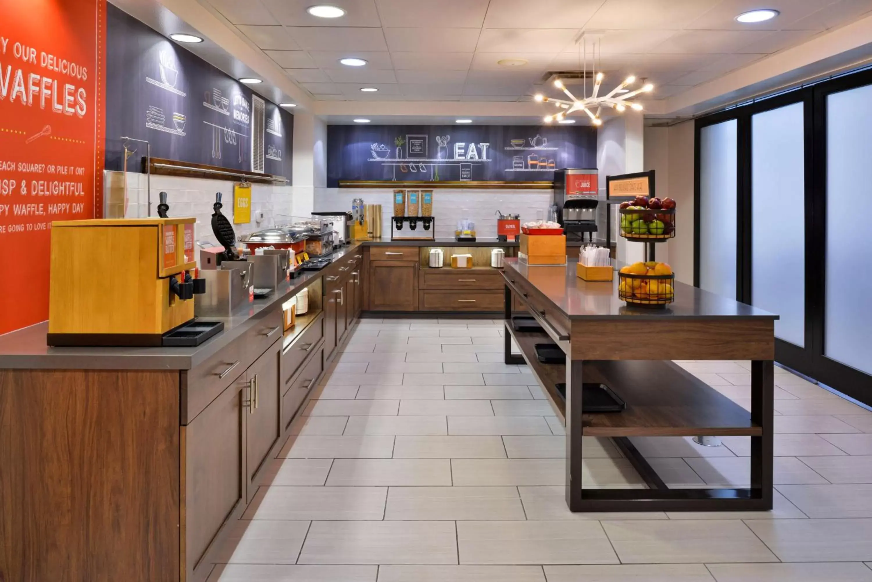 Breakfast, Kitchen/Kitchenette in Hampton Inn & Suites Las Vegas Airport