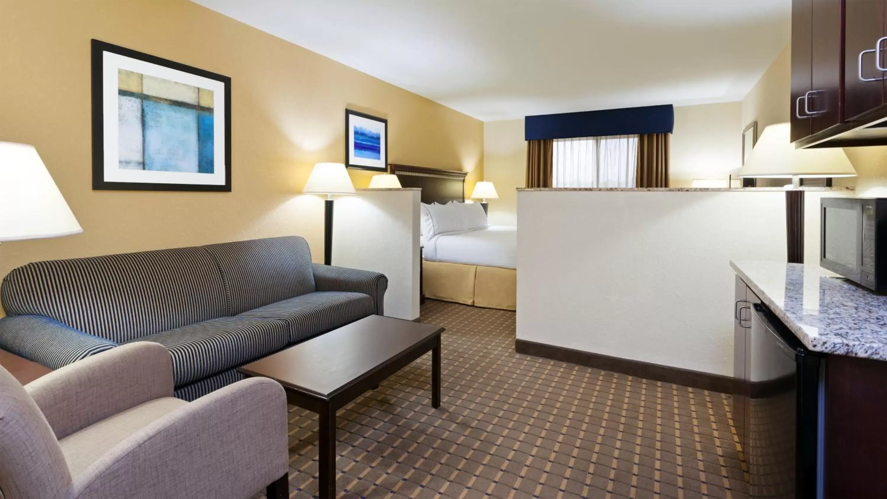 Photo of the whole room, Seating Area in Holiday Inn Express and Suites Allentown West, an IHG Hotel