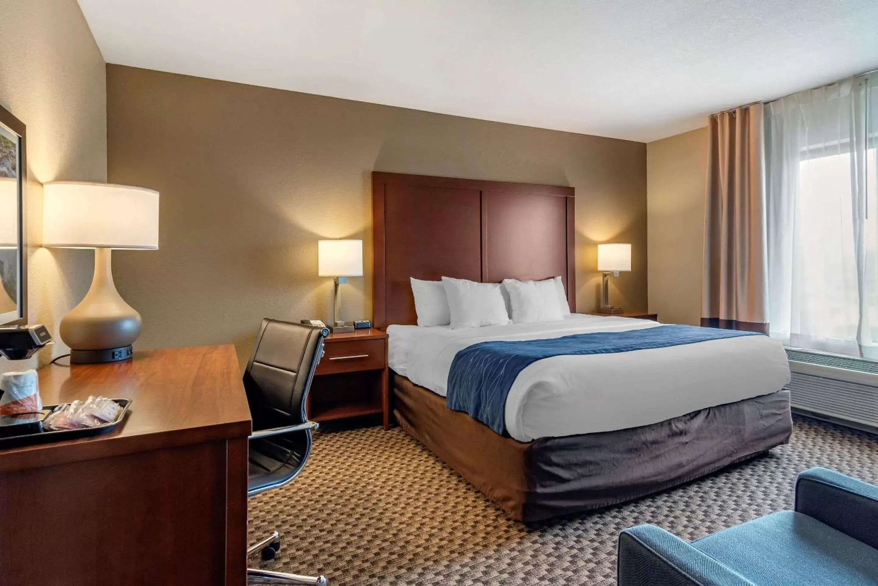 Photo of the whole room, Bed in Comfort Inn & Suites Blue Ridge