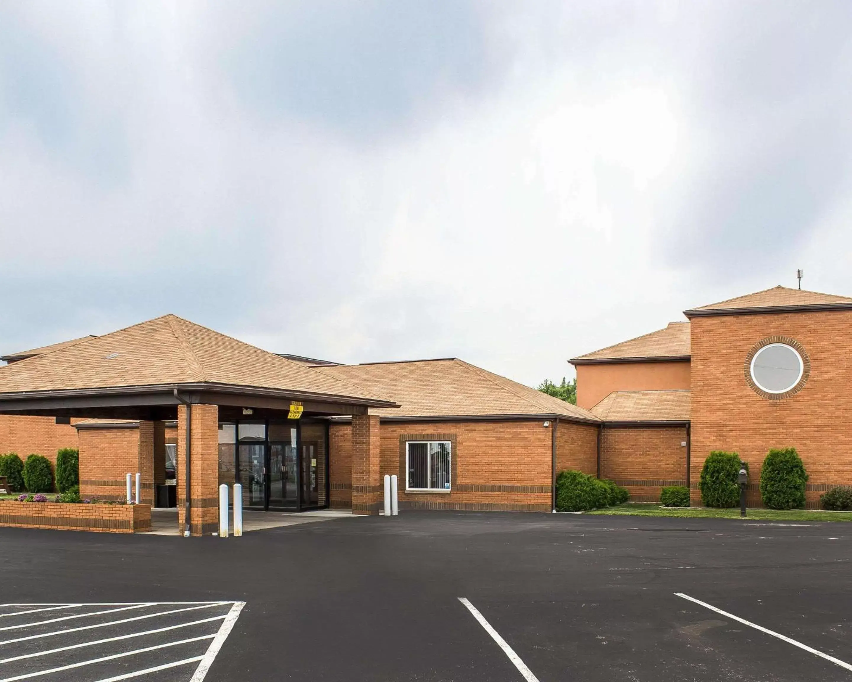 Property building in Quality Inn of Clarion Property building in Quality Inn of Clarion