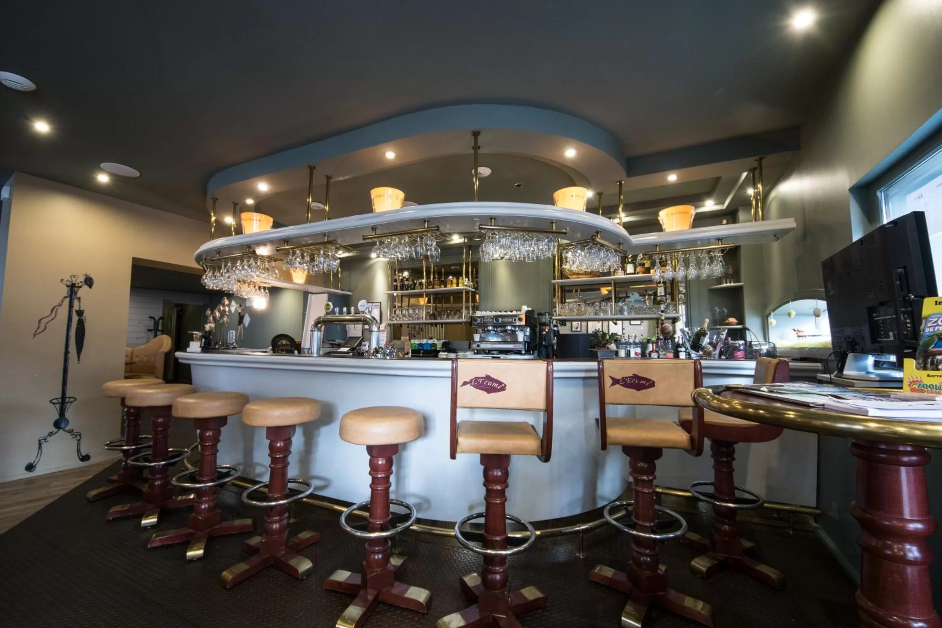 Lounge or bar in L'HÔTEL de CHARTRES