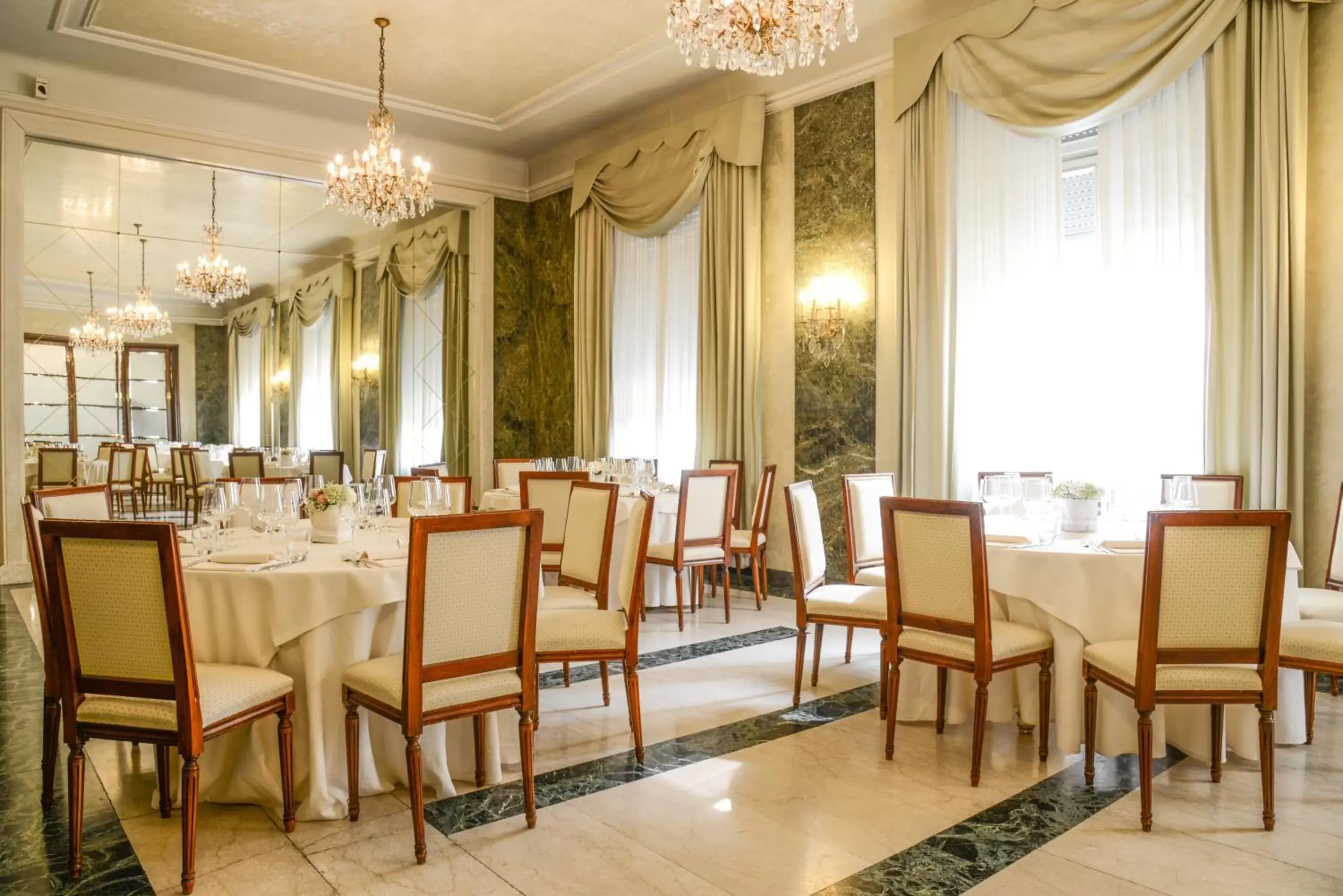 Photo of the whole room, Restaurant/Places to Eat in Hotel Vittoria