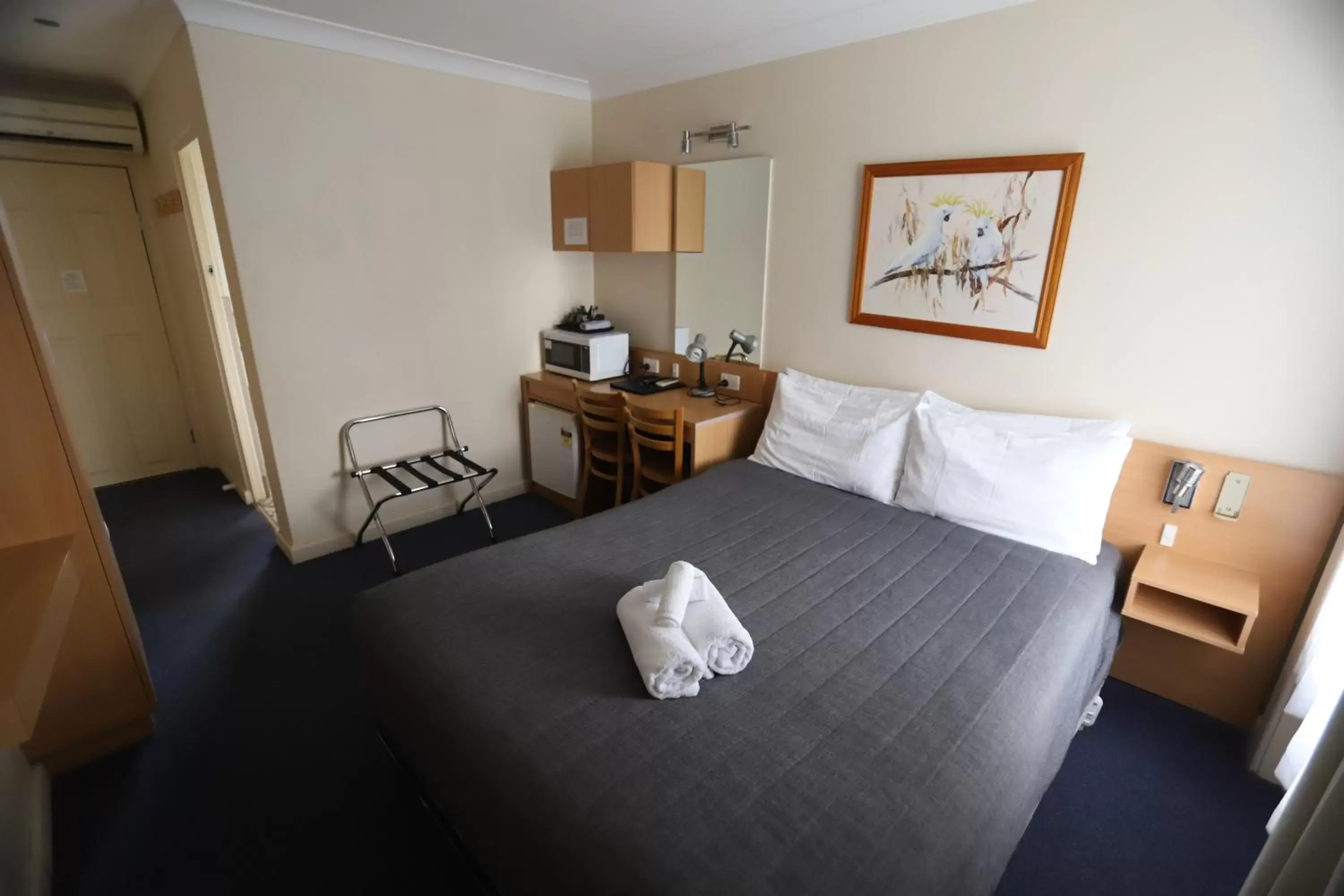 Property building, Bed in Townhouse Motel Cowra