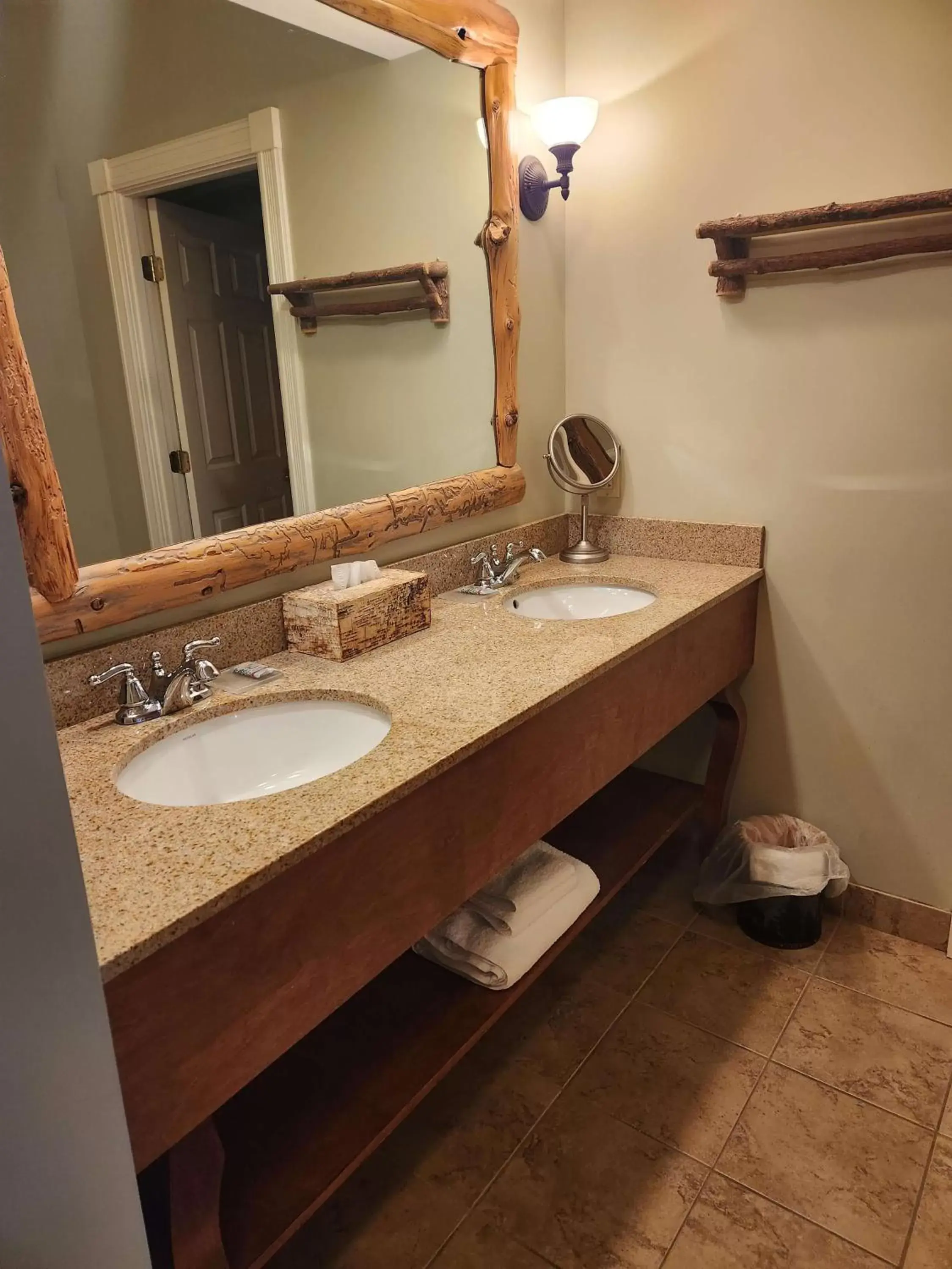 Bathroom in Best Western White House Inn