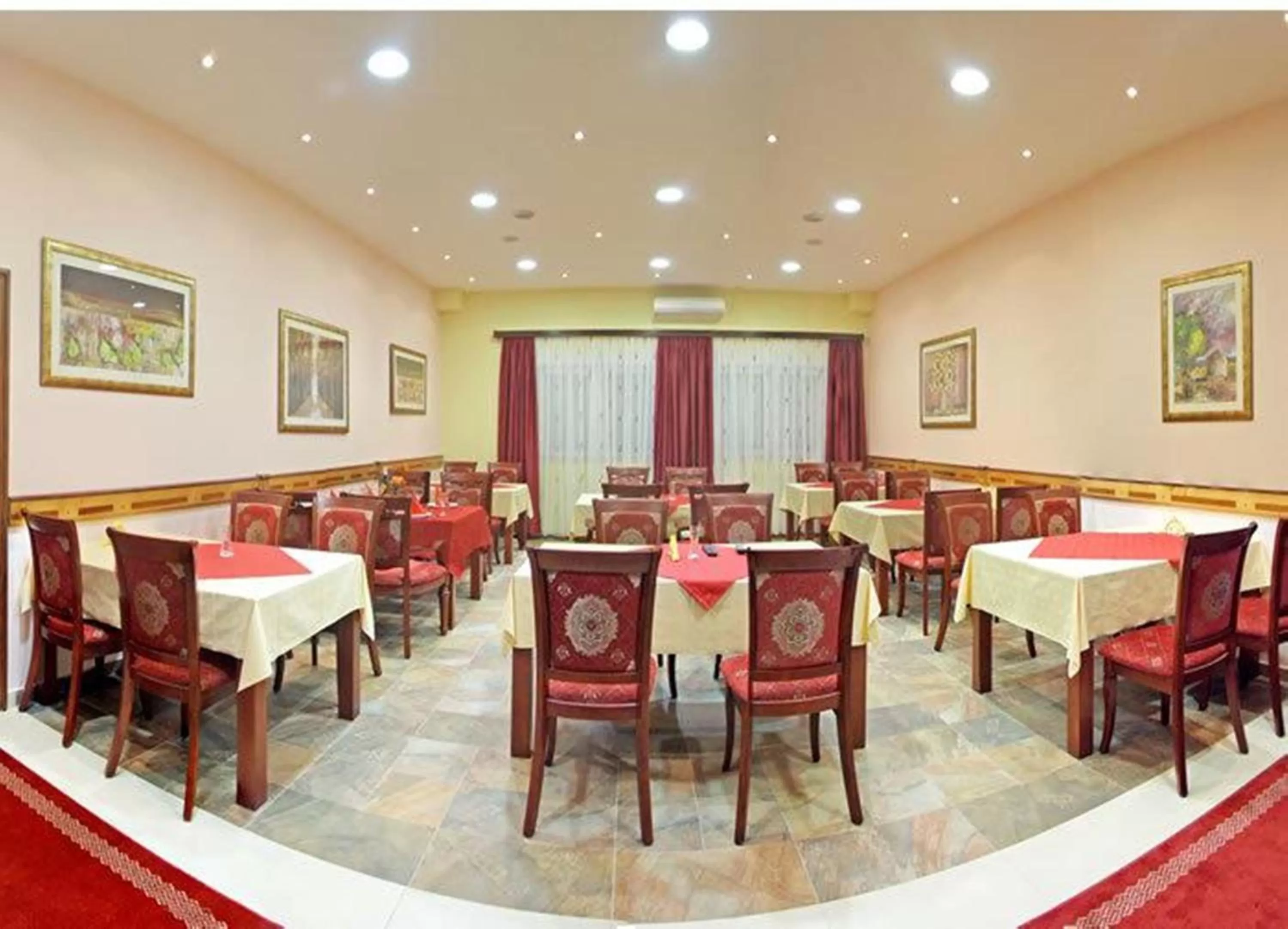 Restaurant/places to eat in Motel Aura