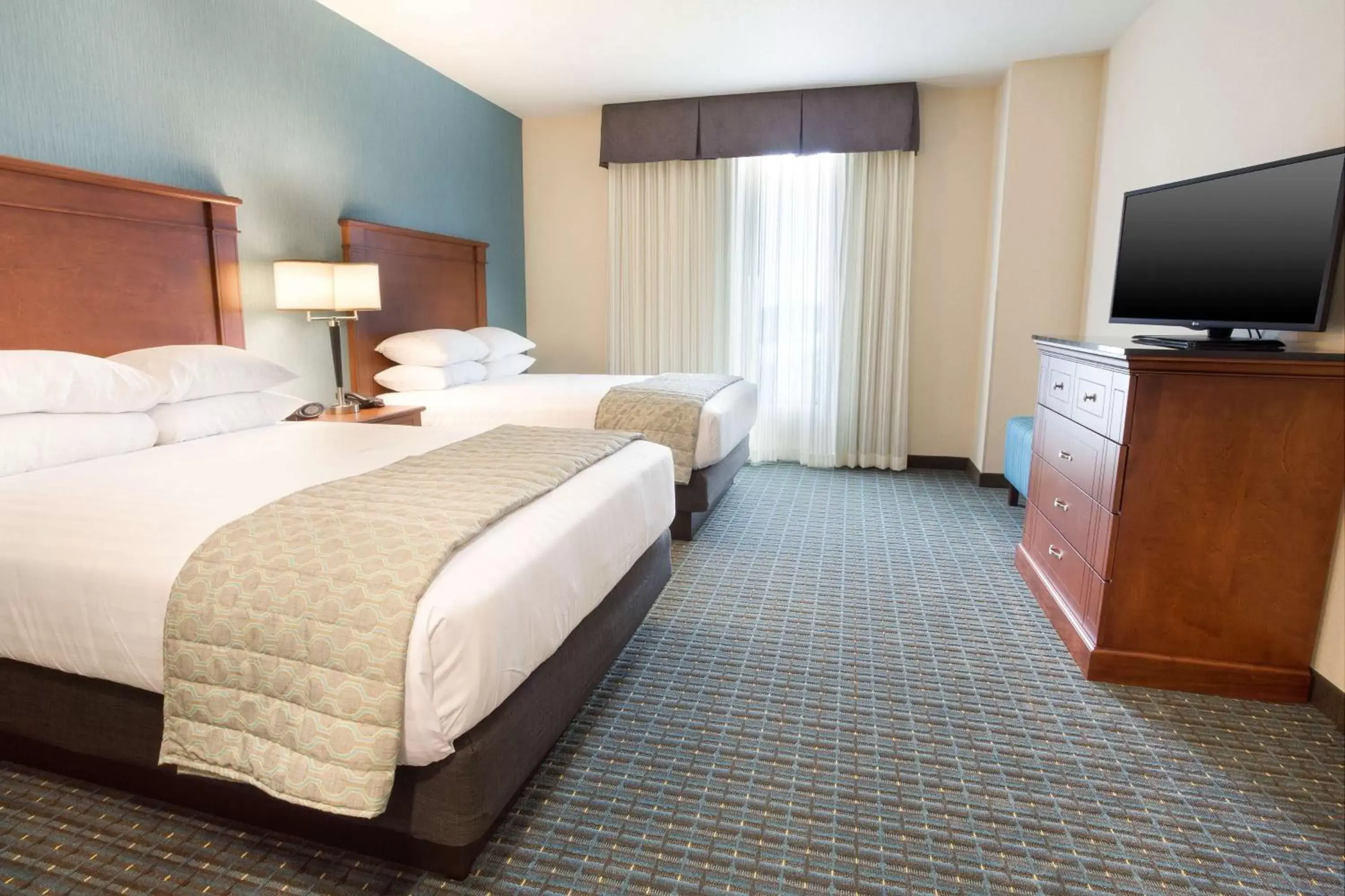 Photo of the whole room, Bed in Drury Inn & Suites St. Louis Brentwood