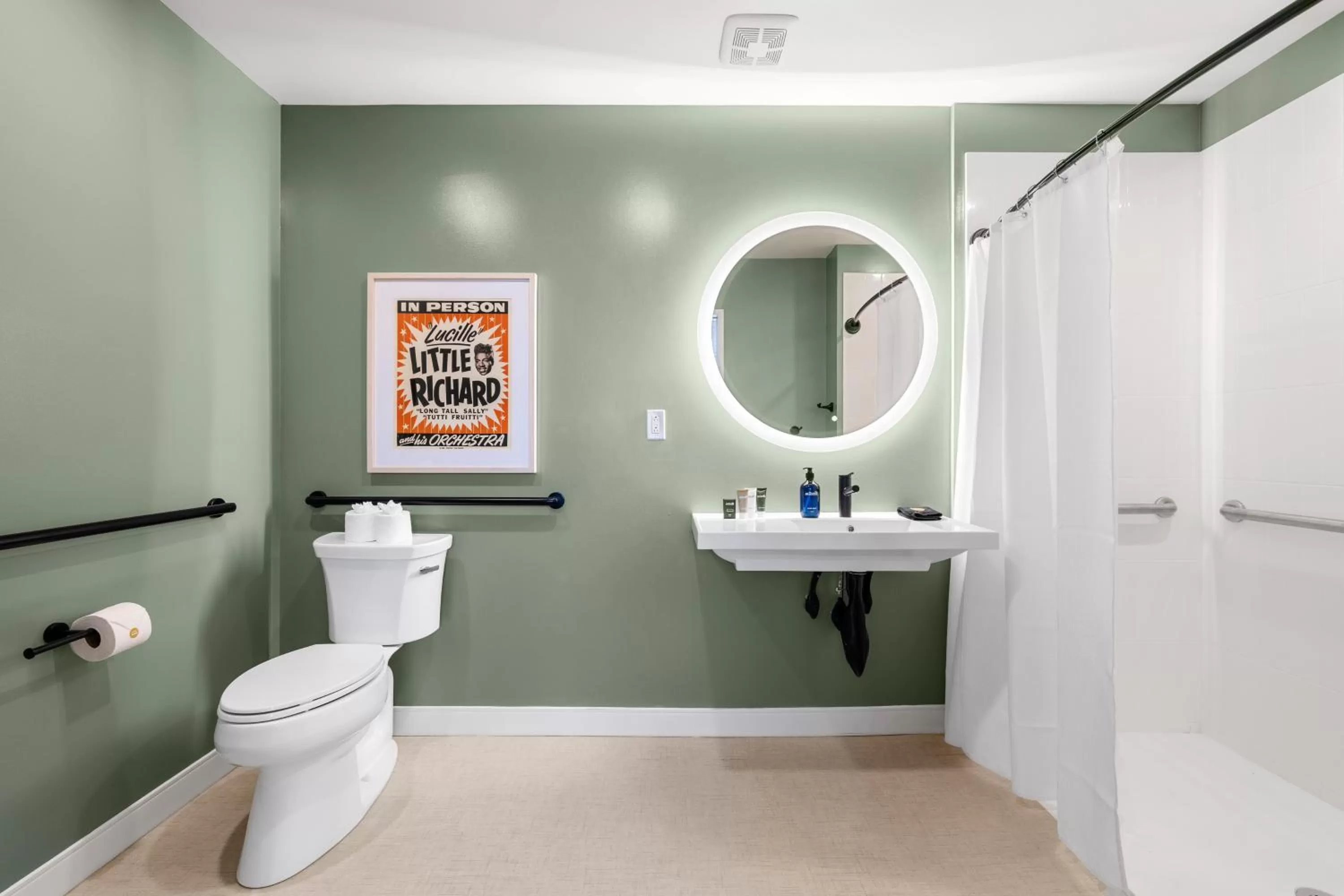 Shower in The Starlight Motor Inn