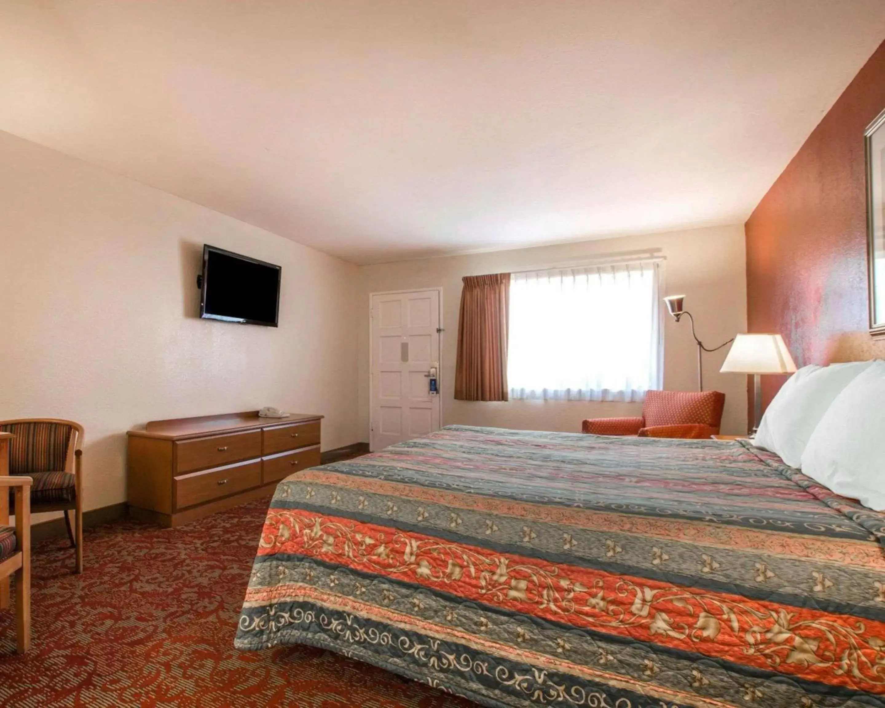 Photo of the whole room, Bed in Rodeway Inn Fallbrook Downtown