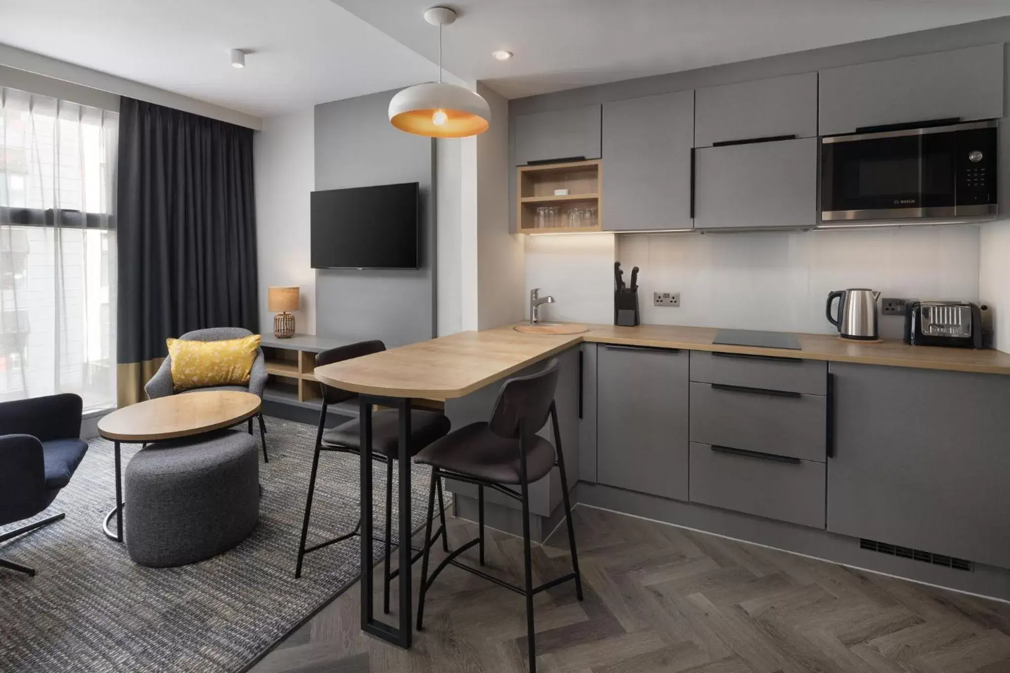 Photo of the whole room, Kitchen/Kitchenette in Staybridge Suites London-Vauxhall, an IHG Hotel