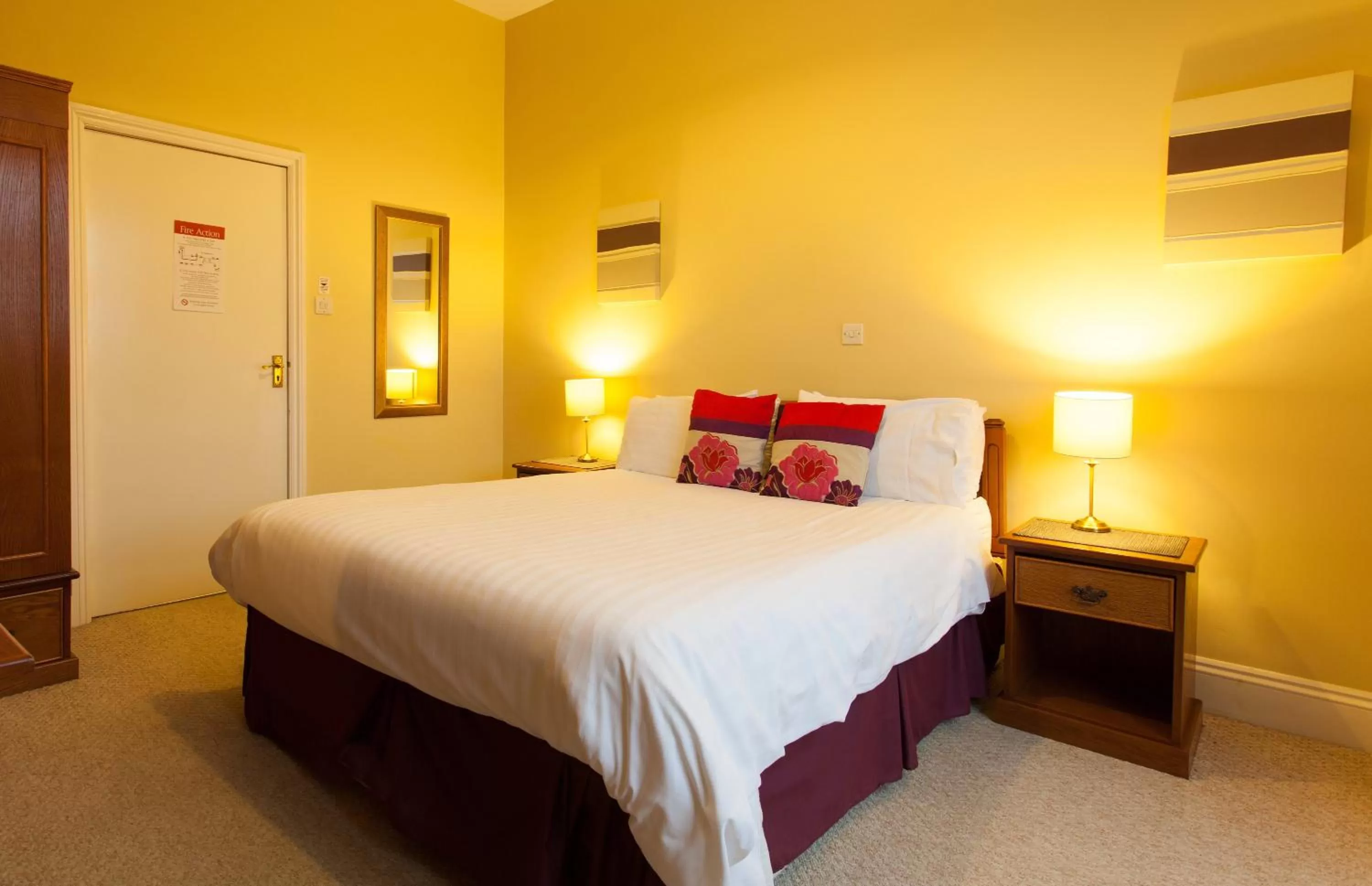 Bedroom, Bed in The Walnut Tree Inn