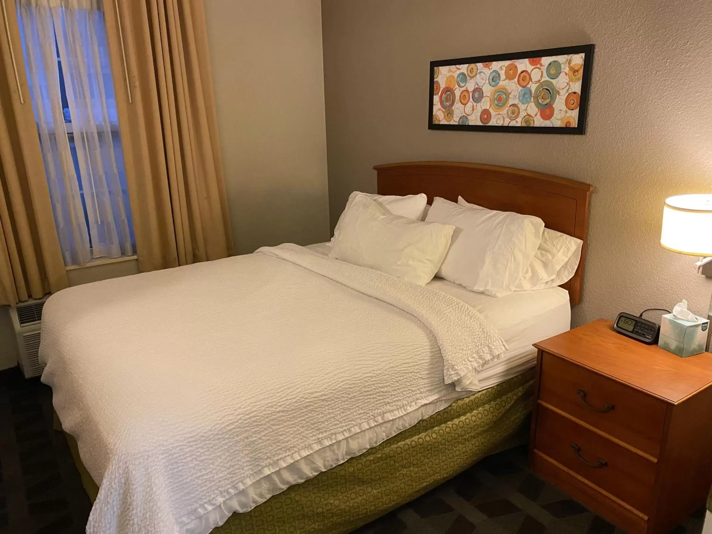 Bed in MainStay Suites Middleburg Heights Cleveland Airport