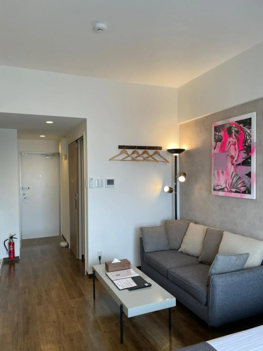 Photo of the whole room in New Normal Hotel in NAMINOUE ニューノーマルホテルイン波の上