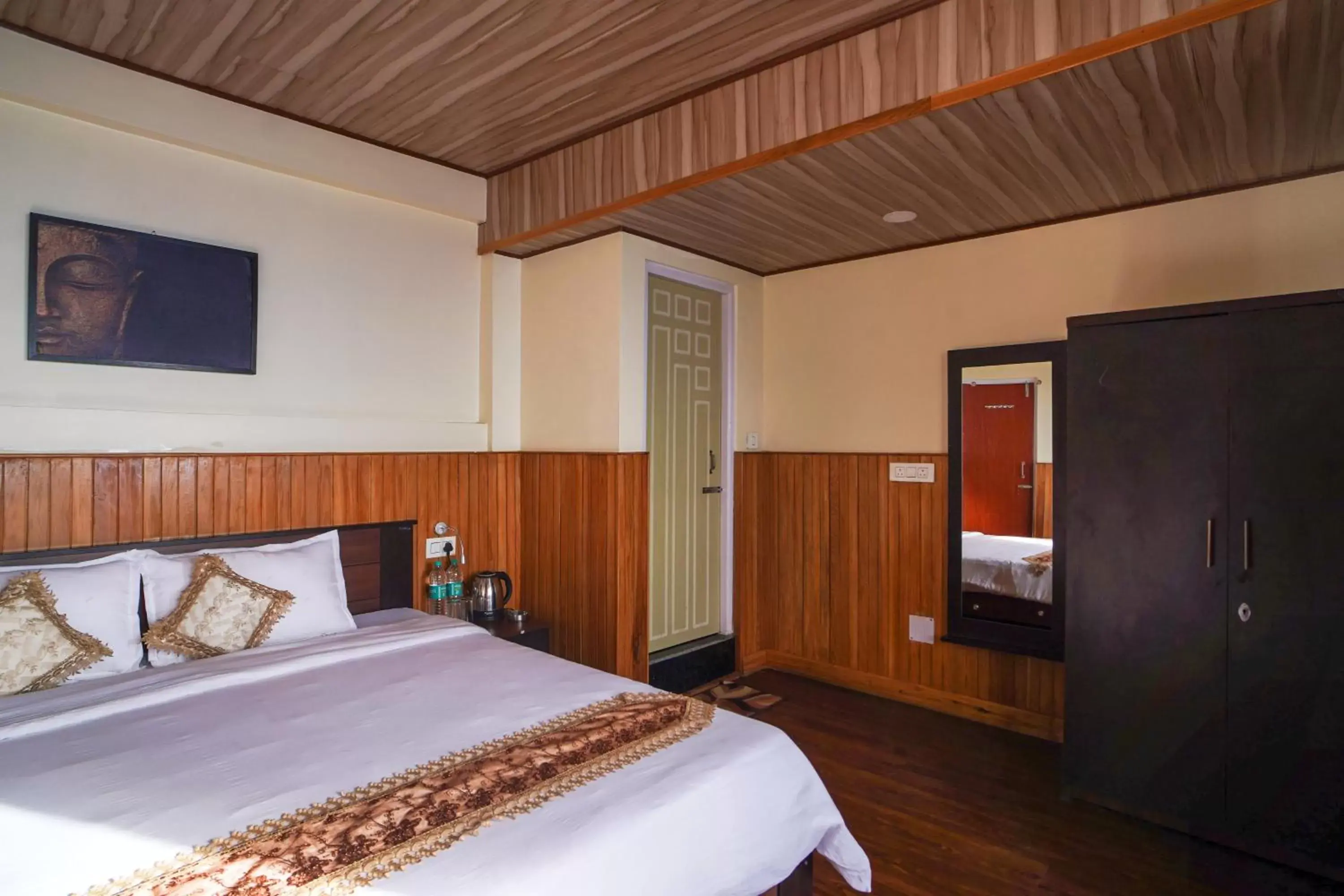 Property building, Bed in Hotel Hill Queen near Sherpa Gumba Darjeeling Mall 5 Min Couple Friendly Property building, Bed in Hotel Hill Queen near Sherpa Gumba Darjeeling Mall 5 Min Couple Friendly