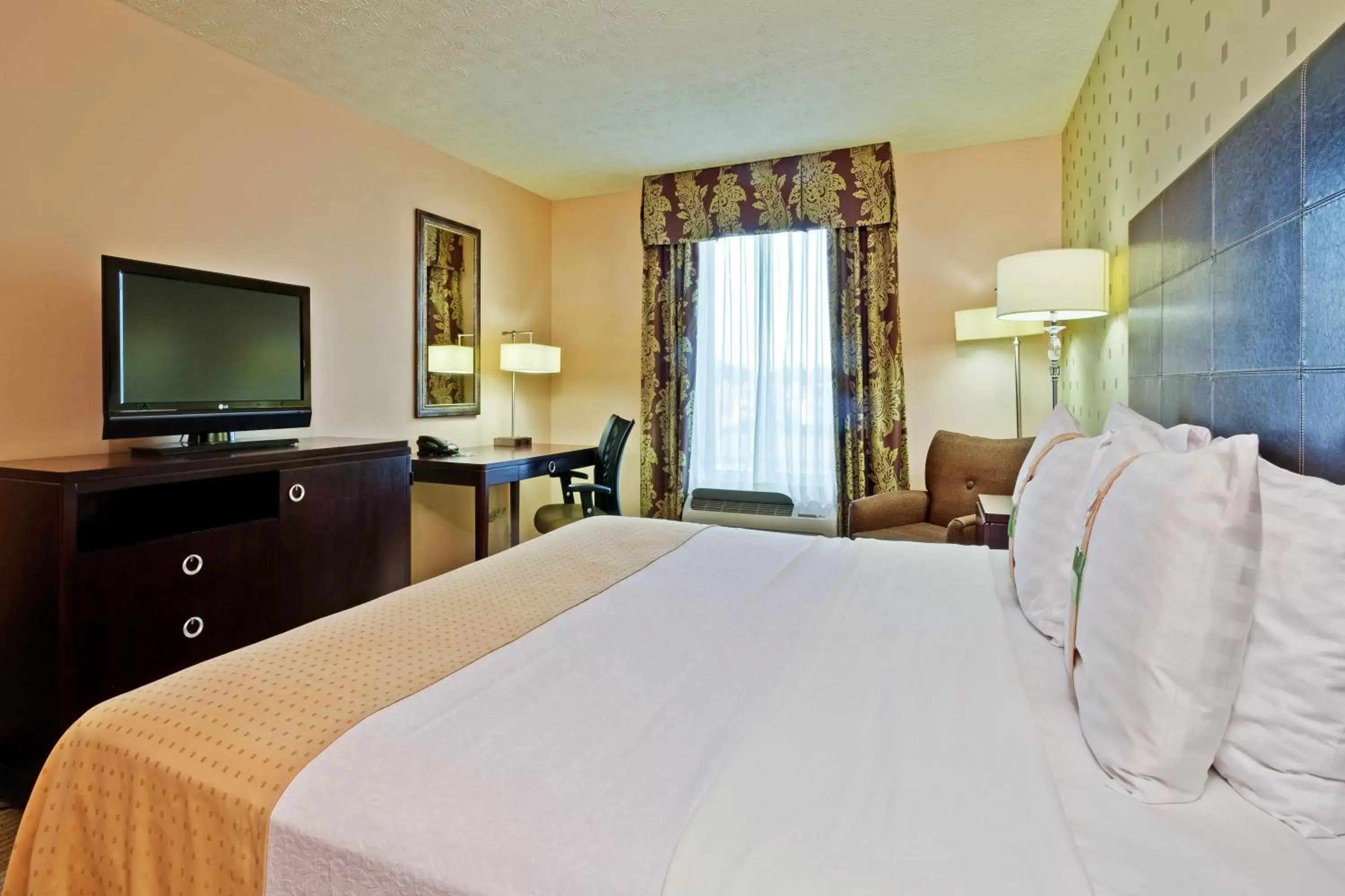 Photo of the whole room, Bed in Holiday Inn Bloomington-University Area, an IHG Hotel