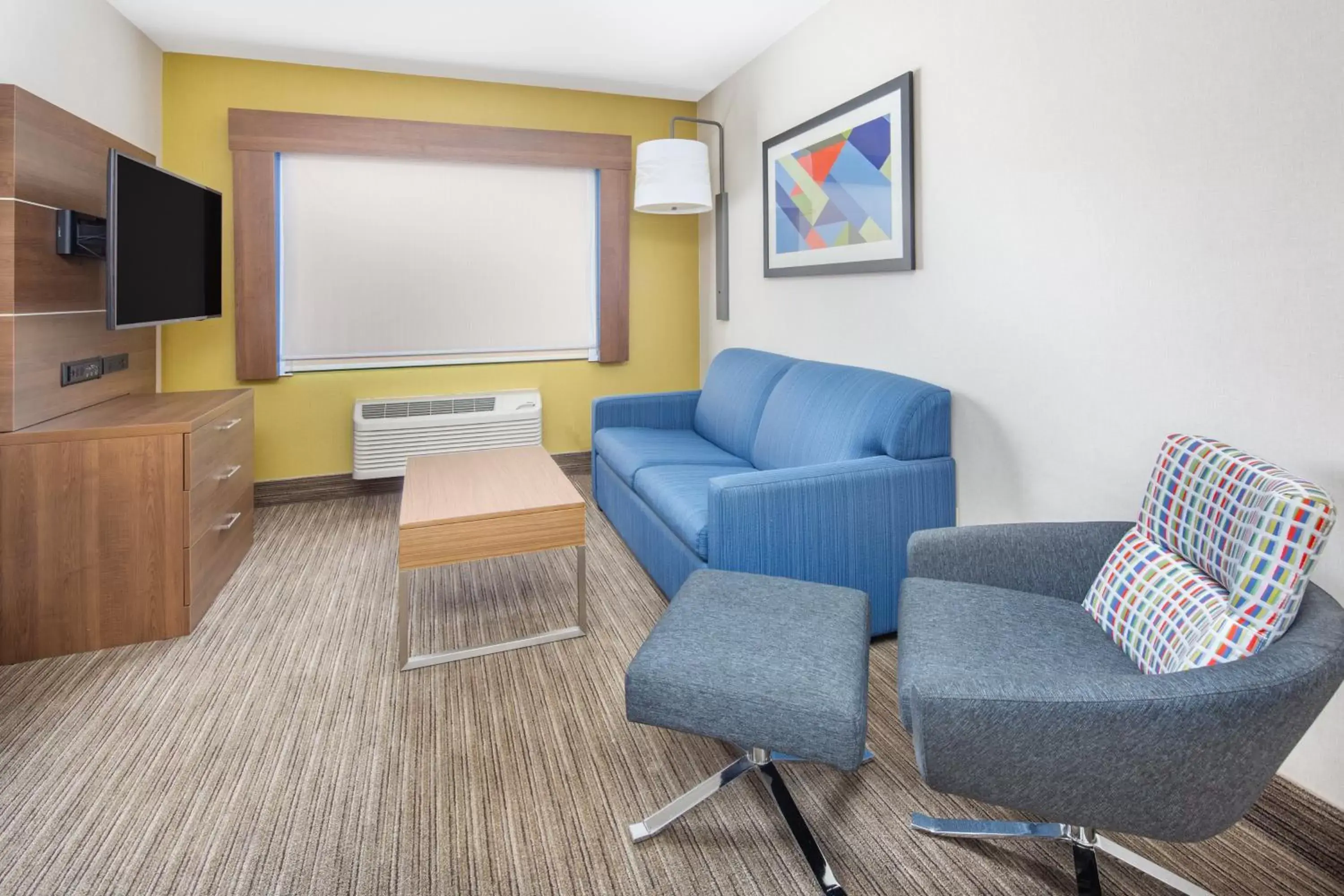 Photo of the whole room, Seating Area in Holiday Inn Express Hotel & Suites Bishop, an IHG Hotel