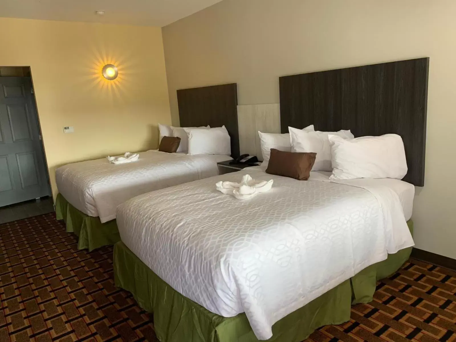 Bed in HomeStay Inn & Suites Edinburg