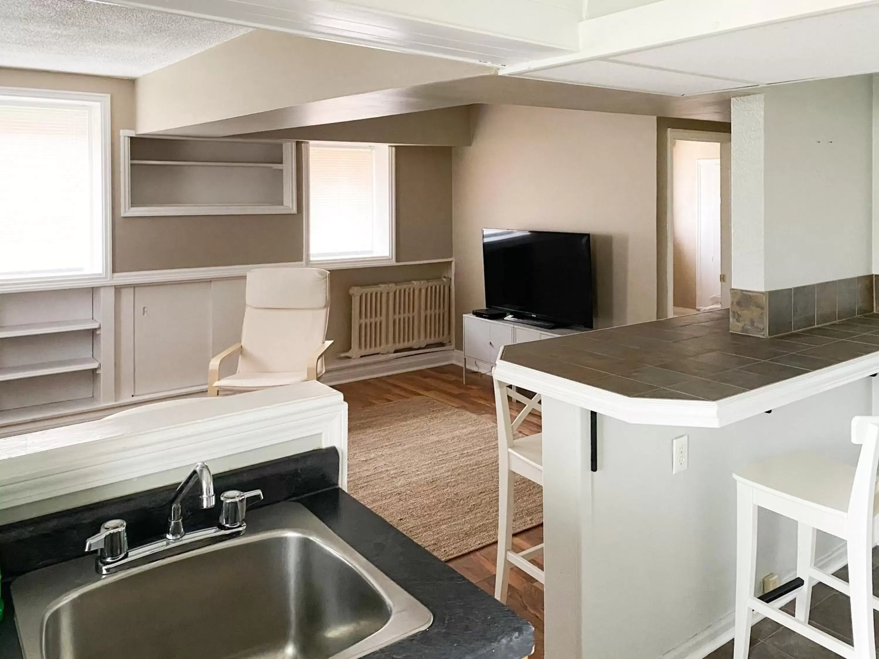 Kitchen/Kitchenette in The Bayview Motel