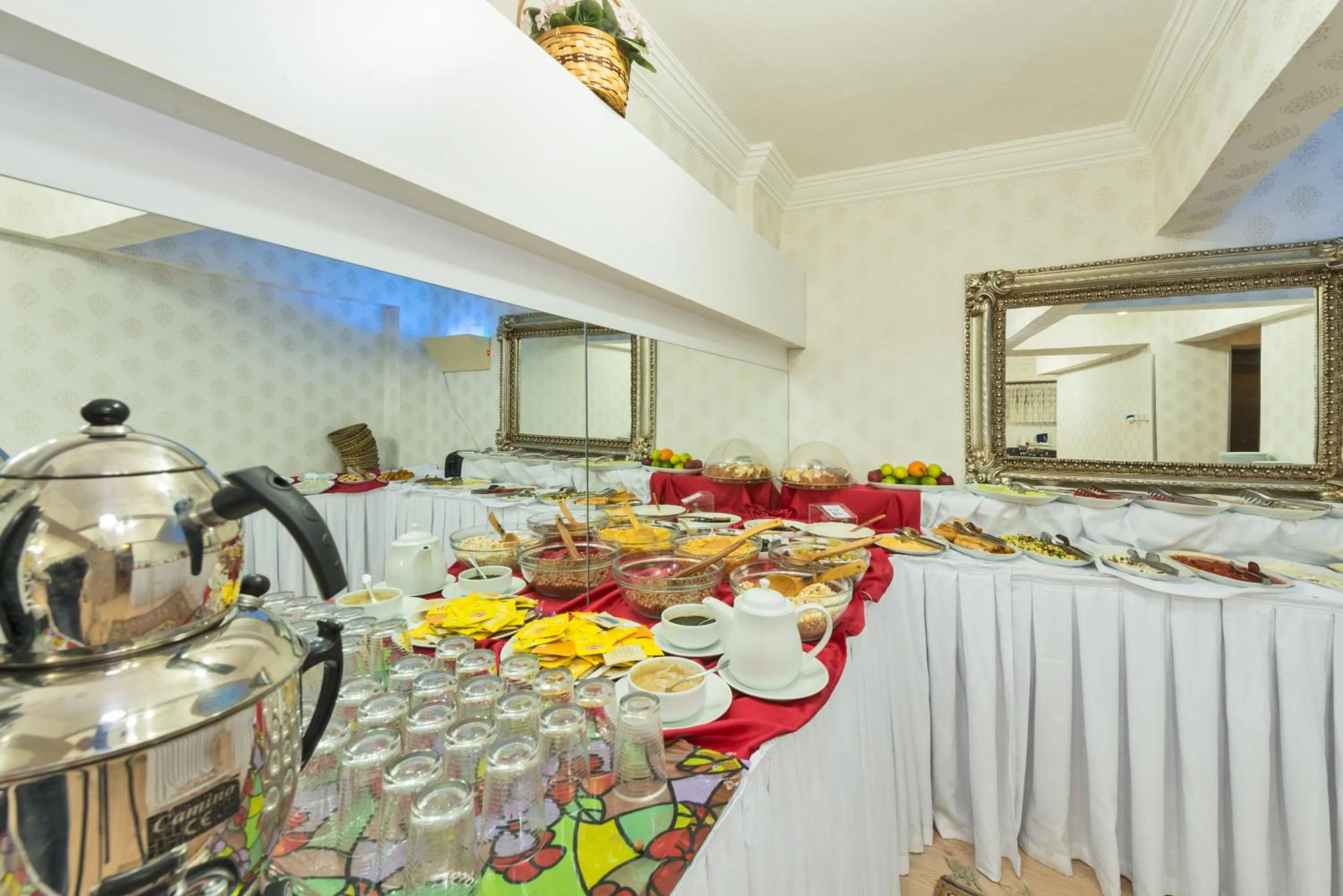 Restaurant/places to eat, Food in Le Safran Palace Hotel