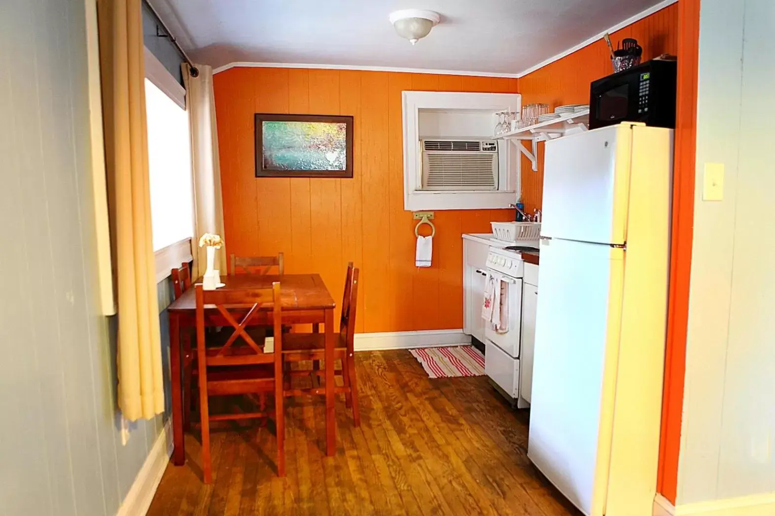 Kitchen or kitchenette, Dining Area in The Pines Cottages