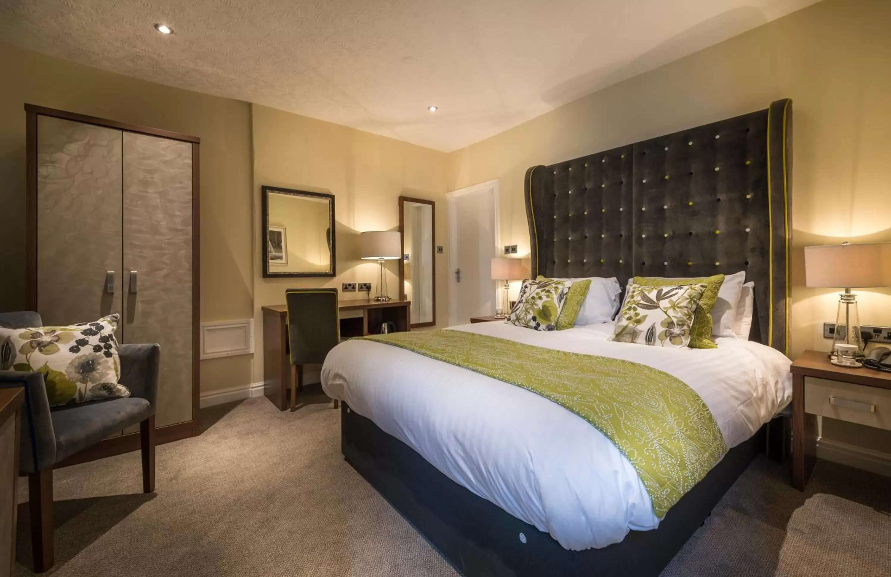 Bedroom, Bed in The Golden Fleece Hotel, Thirsk, North Yorkshire