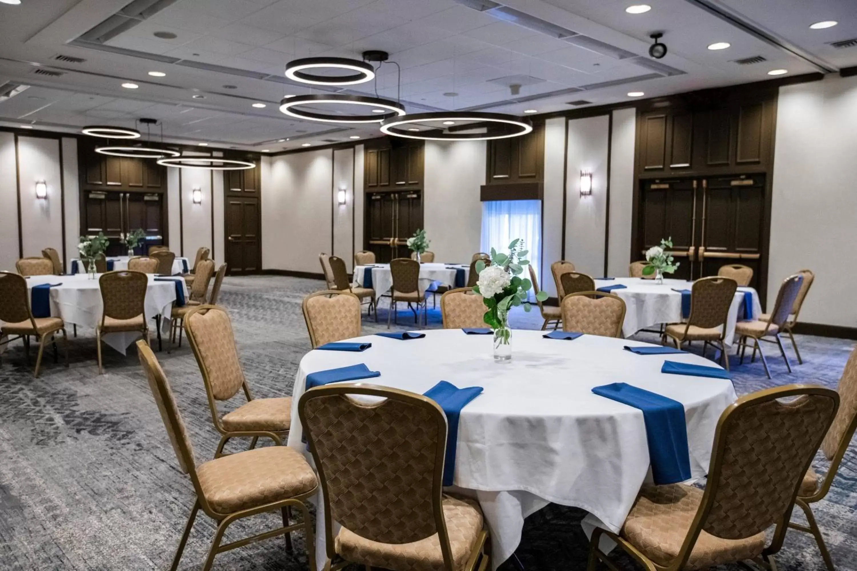 Meeting/conference room, Restaurant/Places to Eat in Delta Hotels by Marriott Burlington