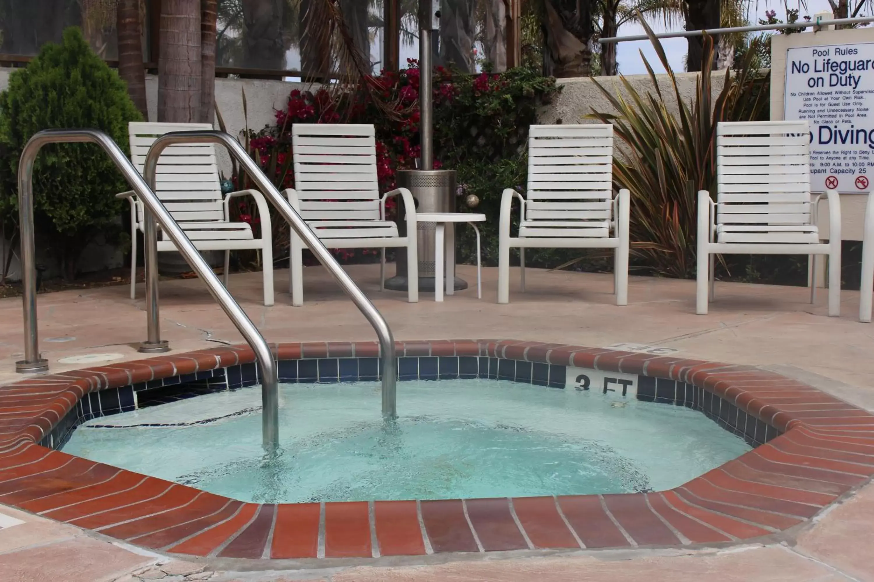 Hot Tub, Swimming Pool in O'Cairns Inn and Suites