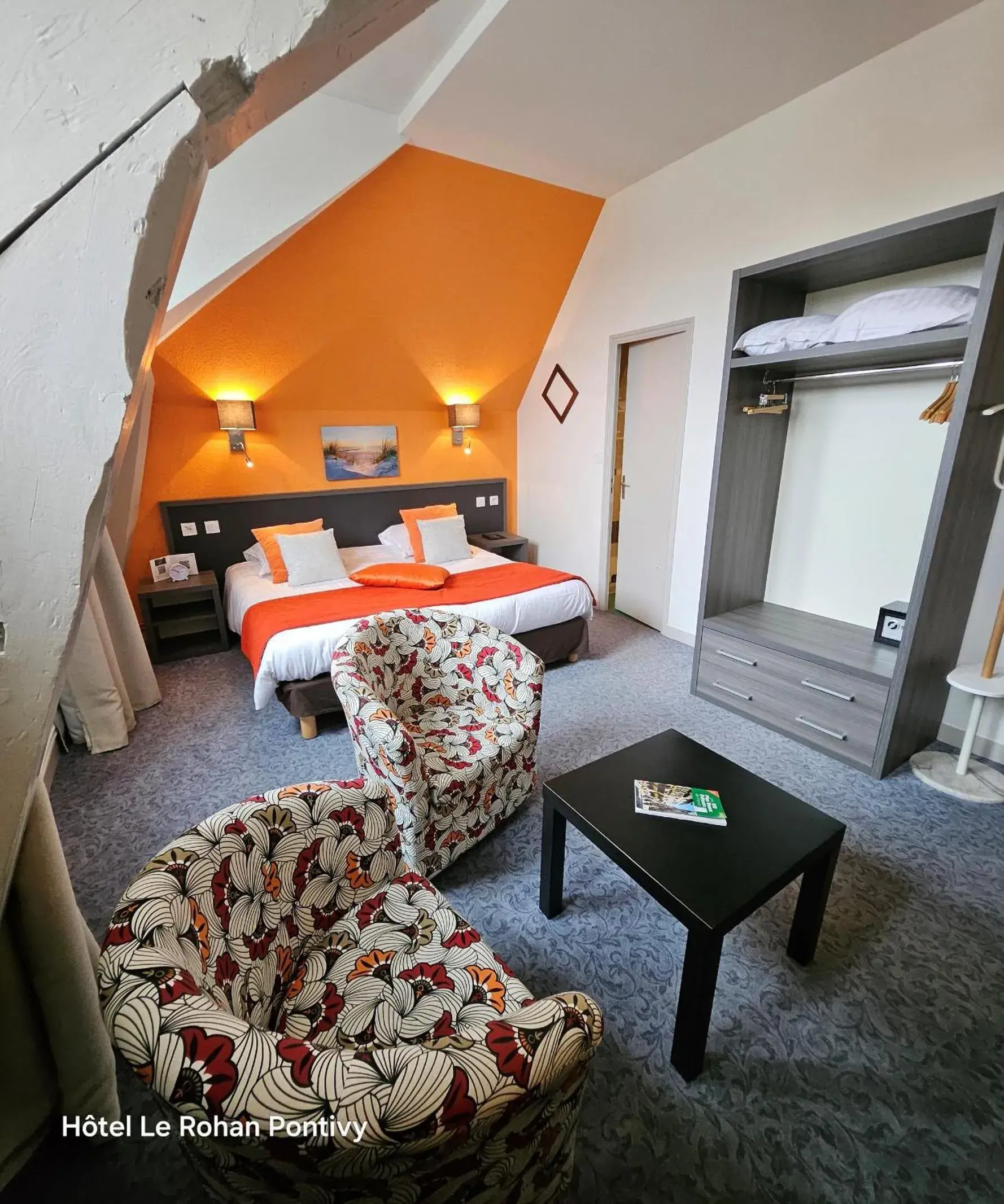 Guests, Bed in Hôtel Le Rohan