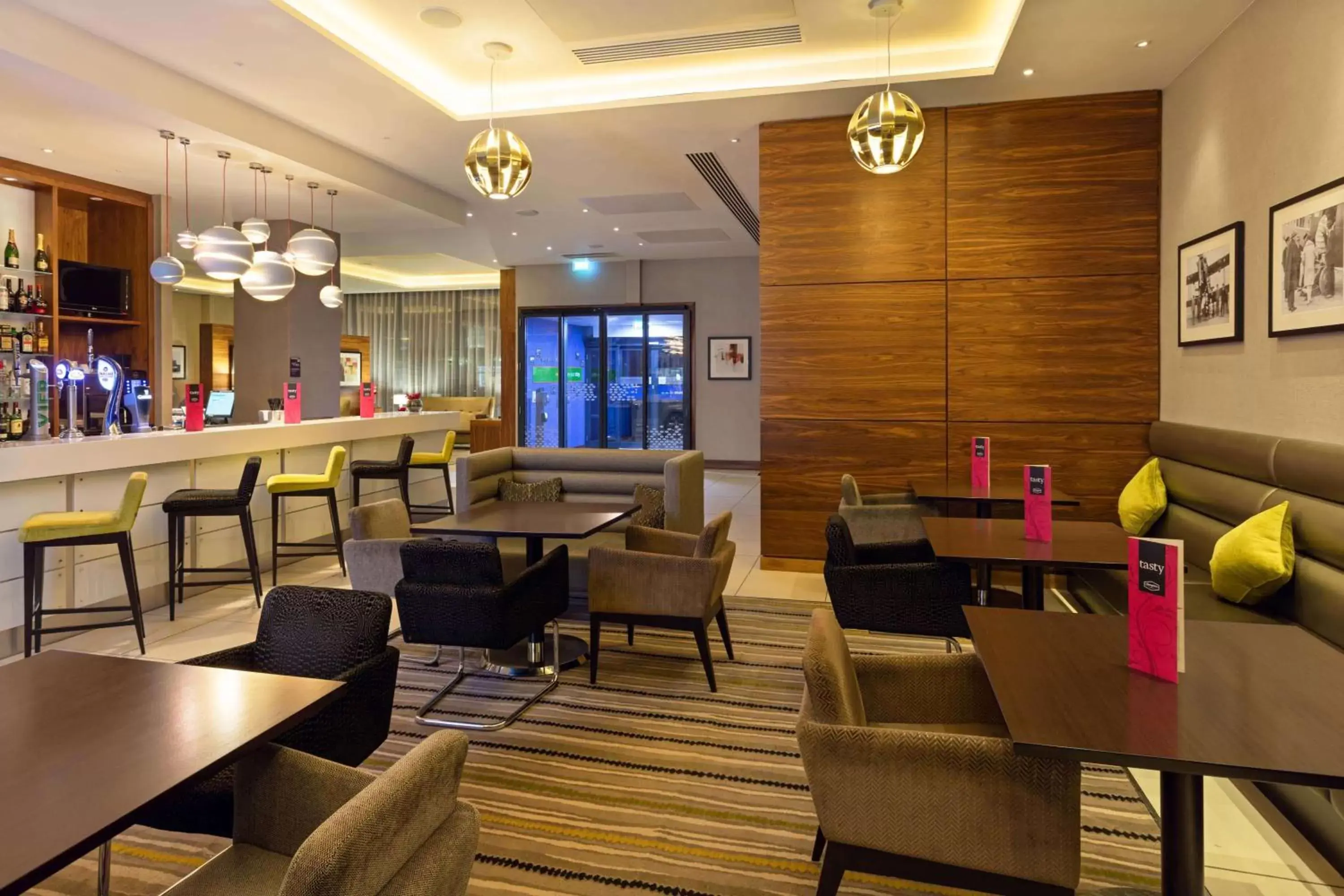 Restaurant/places to eat, Lounge/Bar in Hampton by Hilton London Croydon