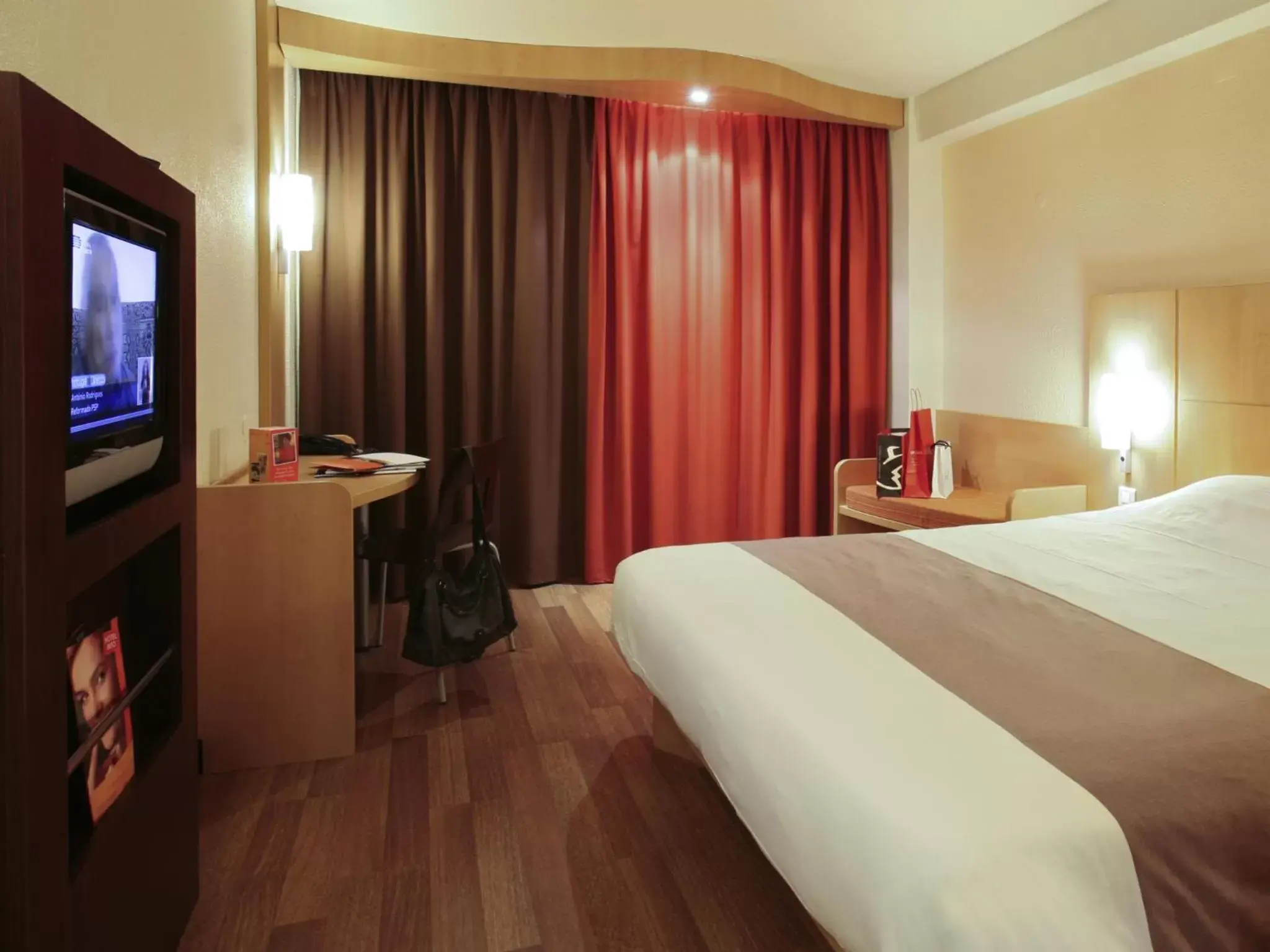 Photo of the whole room, Bed in Hotel ibis Braga