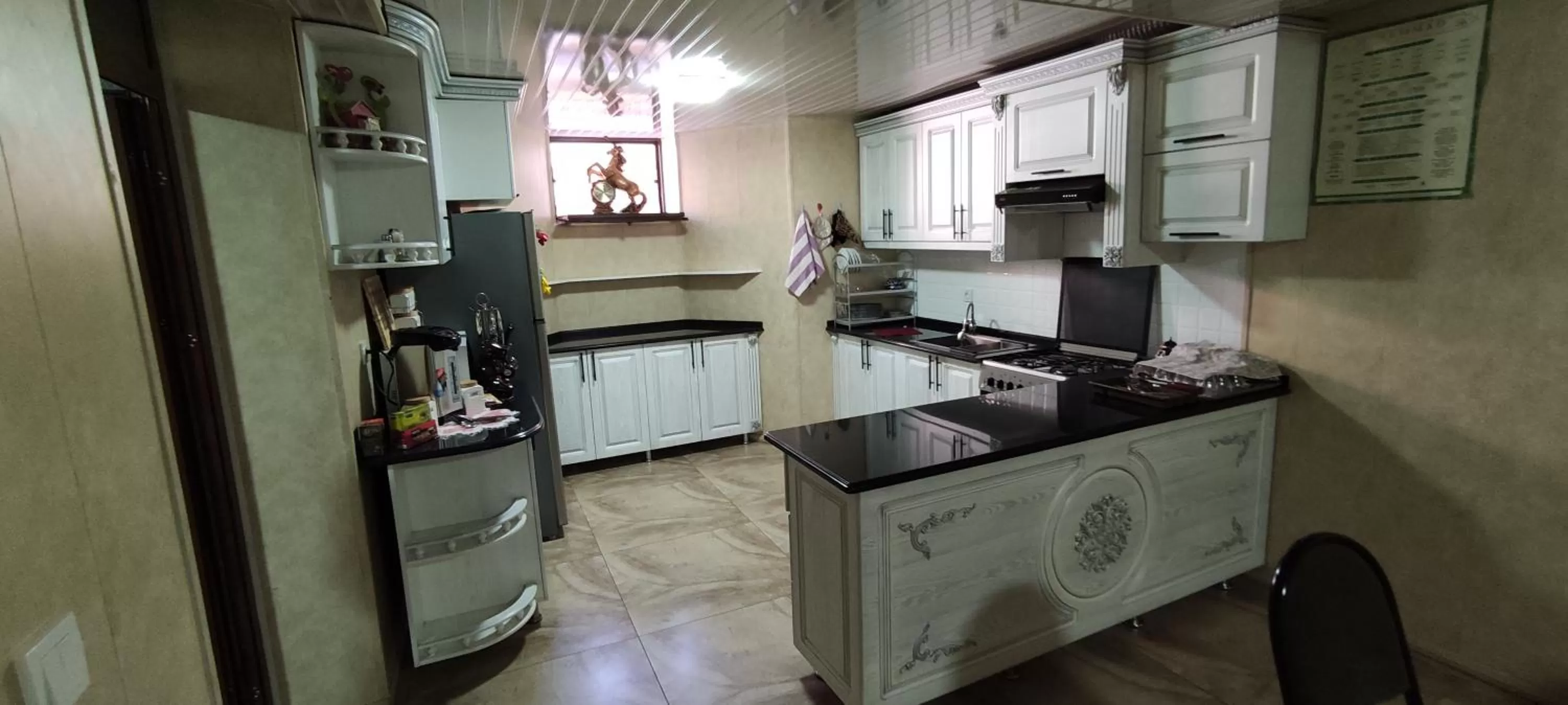 Kitchen or kitchenette, Kitchen/Kitchenette in Aminabonu Hotel