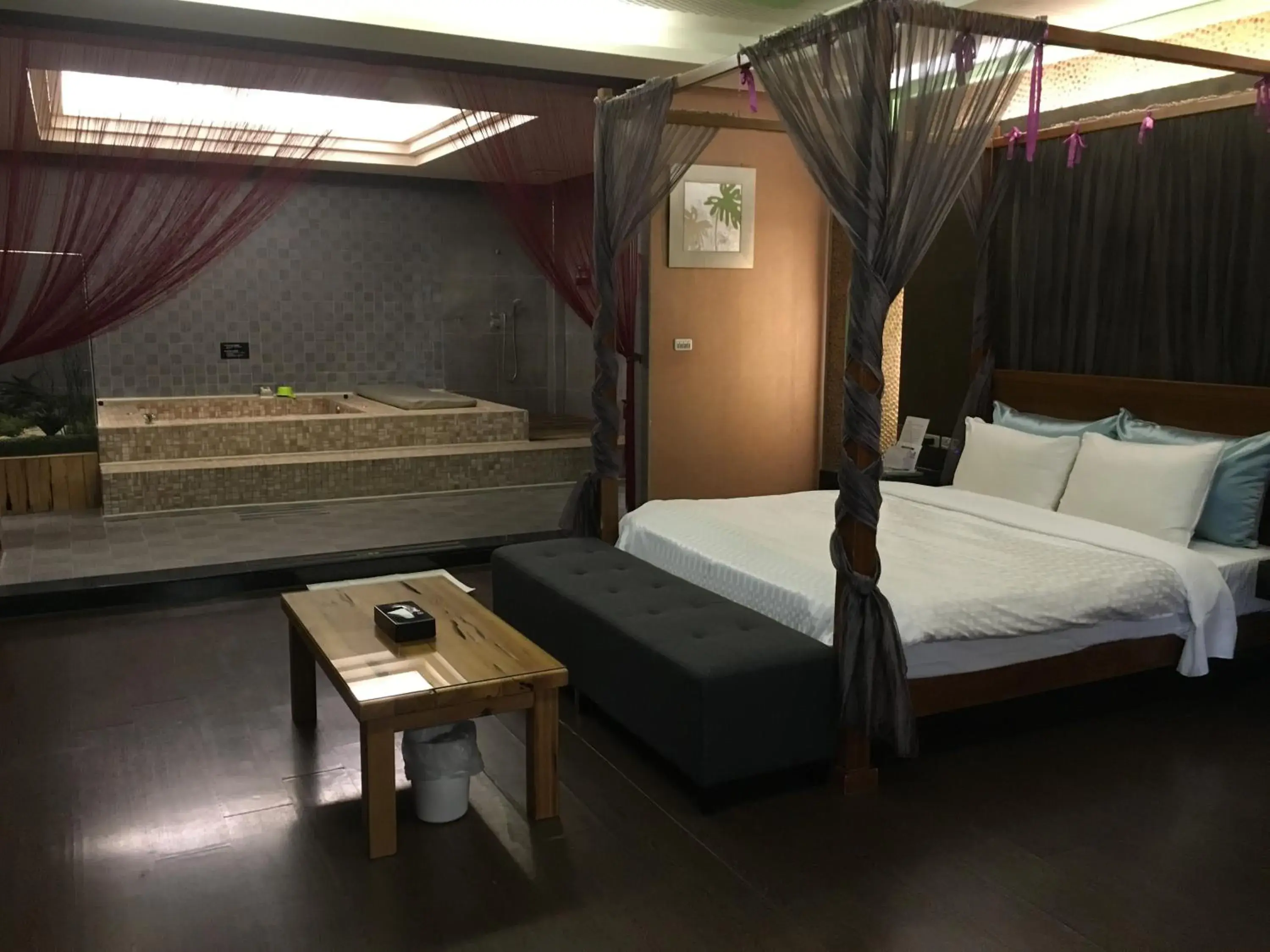 Bed in Her Home Spa Motel Douliu