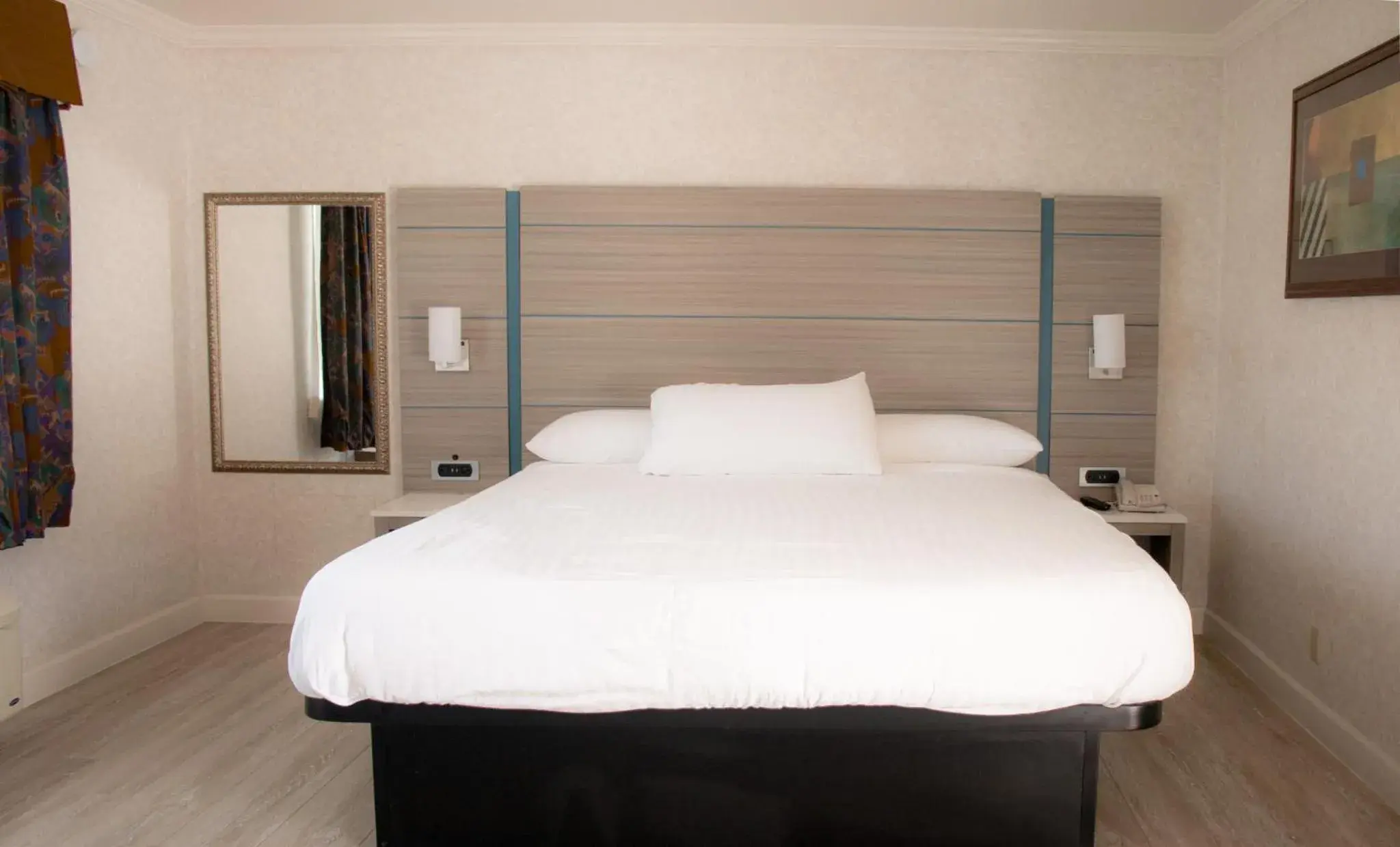 Bed in Discovery Inn Bed in Discovery Inn