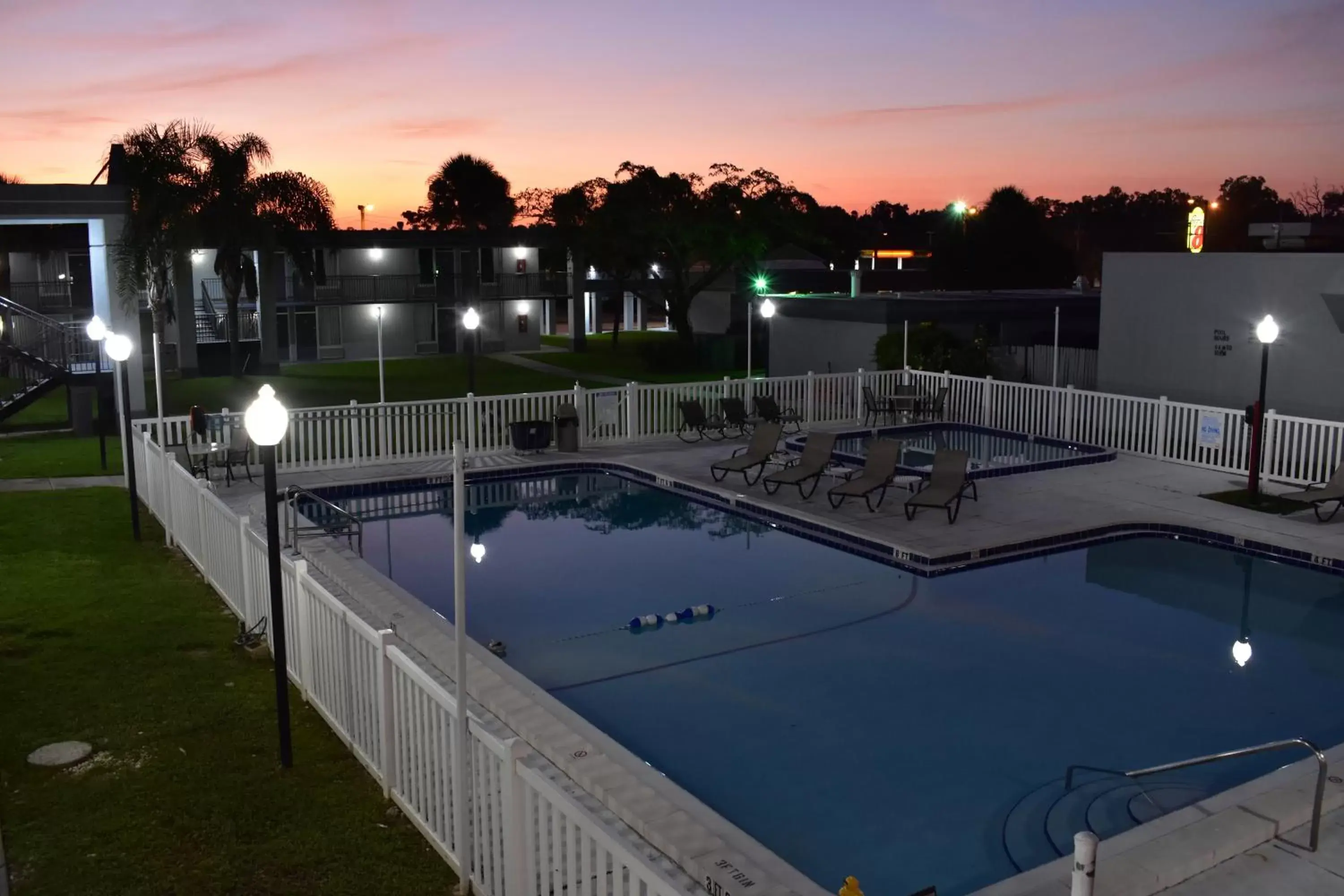 Swimming pool, Sunrise/Sunset in Super 8 by Wyndham Ocala I-75