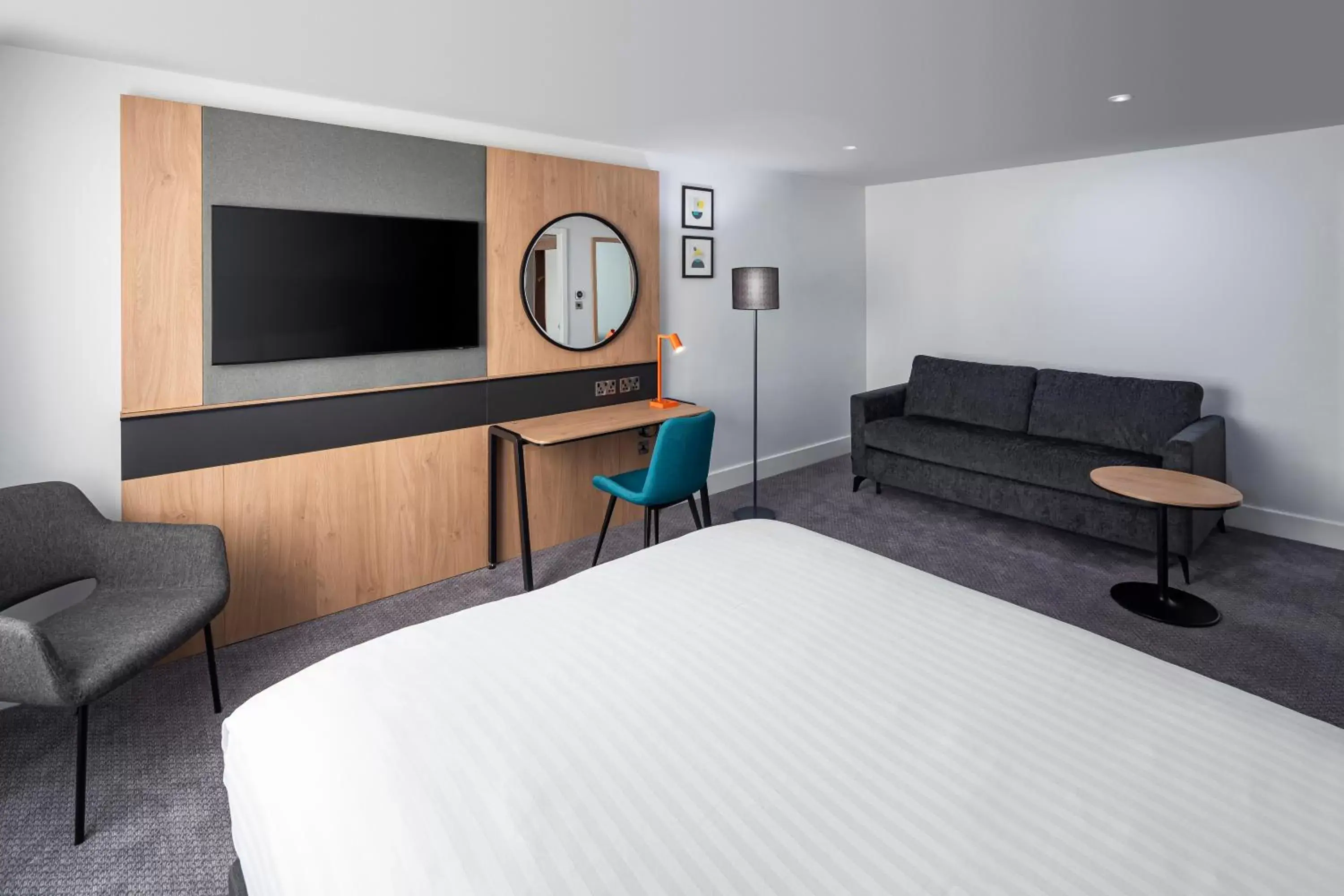 Bedroom, TV/Entertainment Center in Holiday Inn Aylesbury, an IHG Hotel