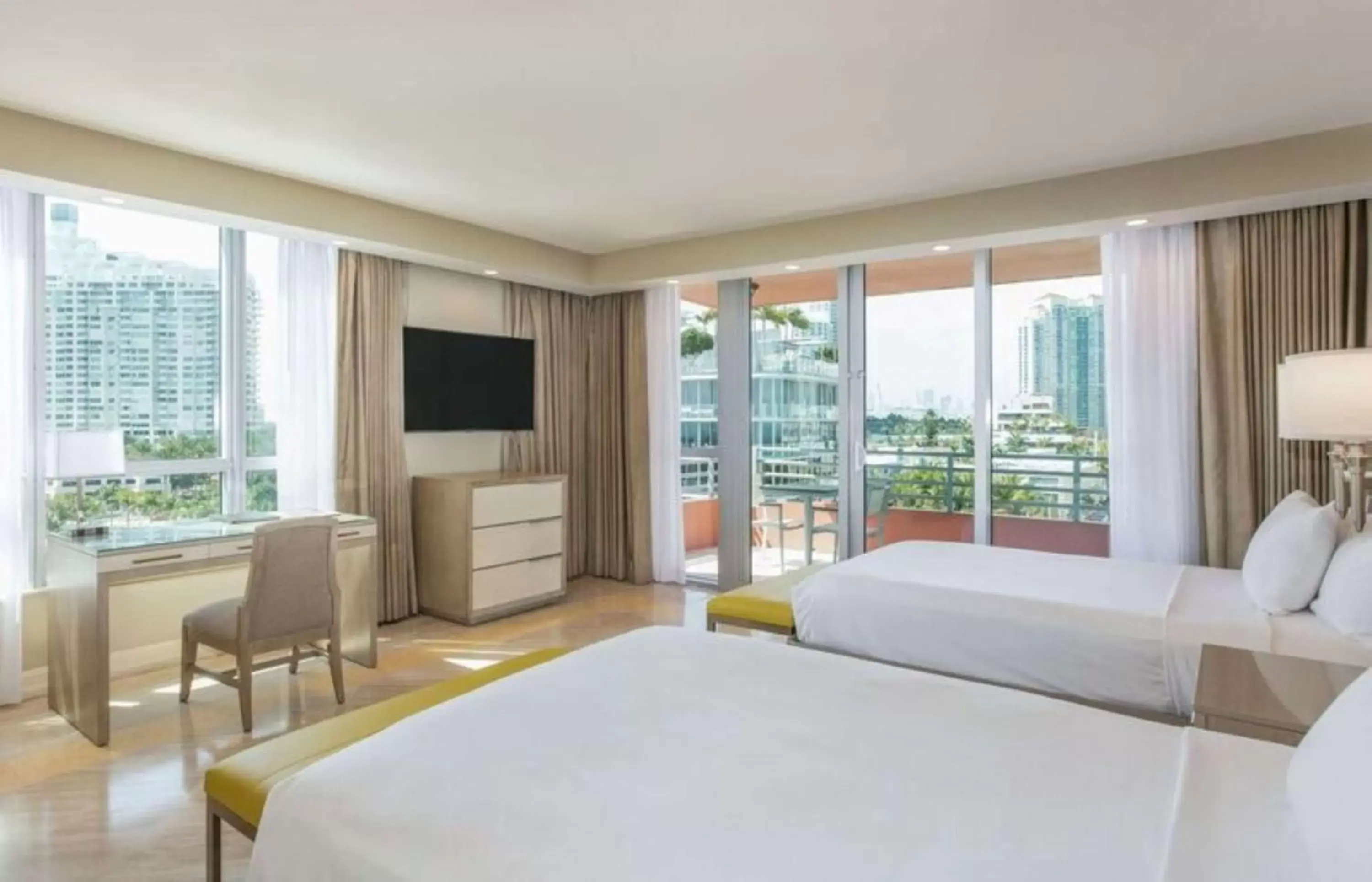 Bedroom, Bed in Hilton Bentley Miami/South Beach